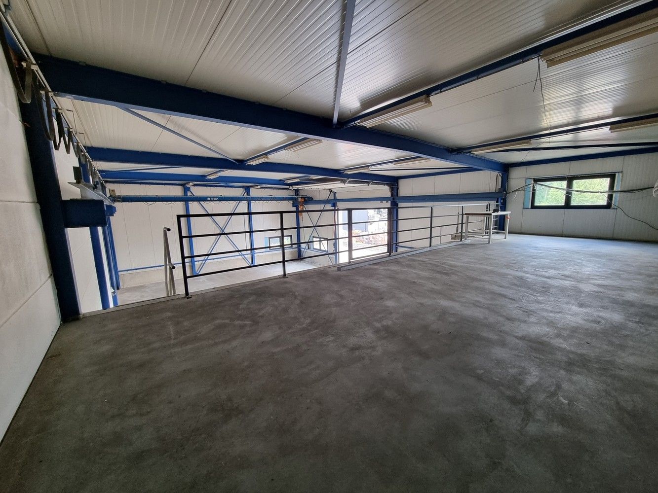 Uitstekend gelegen industrieel gebouw/magazijn met kantoorruimte (400m²) foto 12