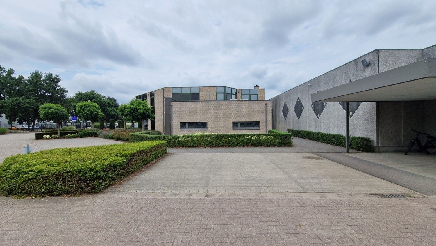 Kantoorruimtes met sanitair, kitchenette en parkeerplaatsen foto 4