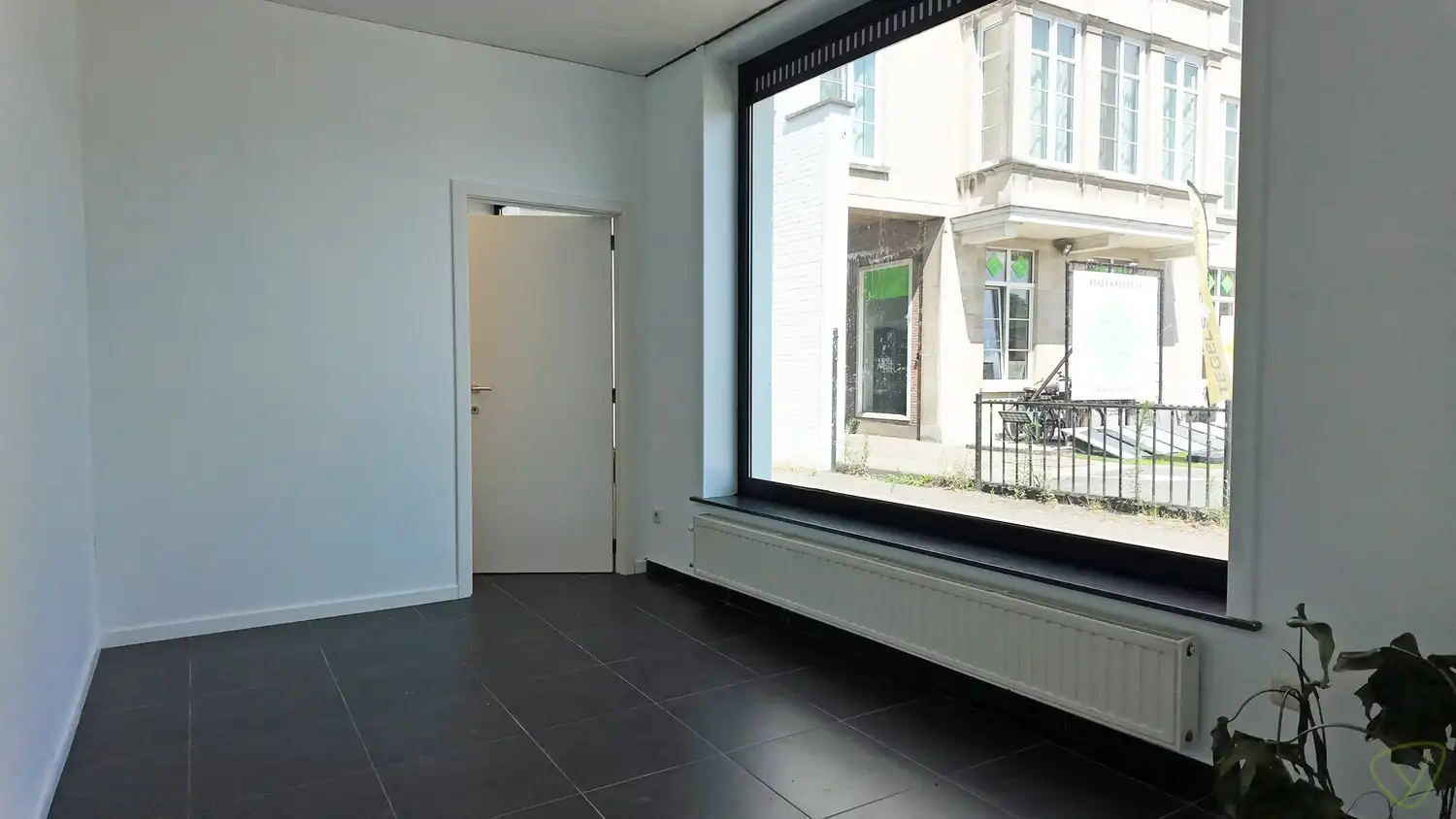 Gunstig gelegen handelsruimte tekoop in het centrum van Eeklo! foto 8