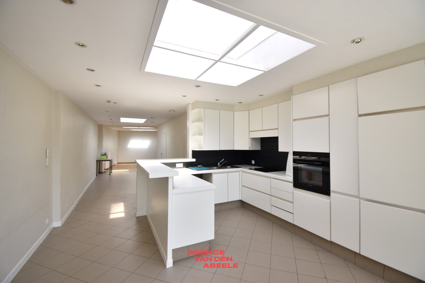 Commercieel gelegen woning met 4 slaapkamers en tuin foto 12