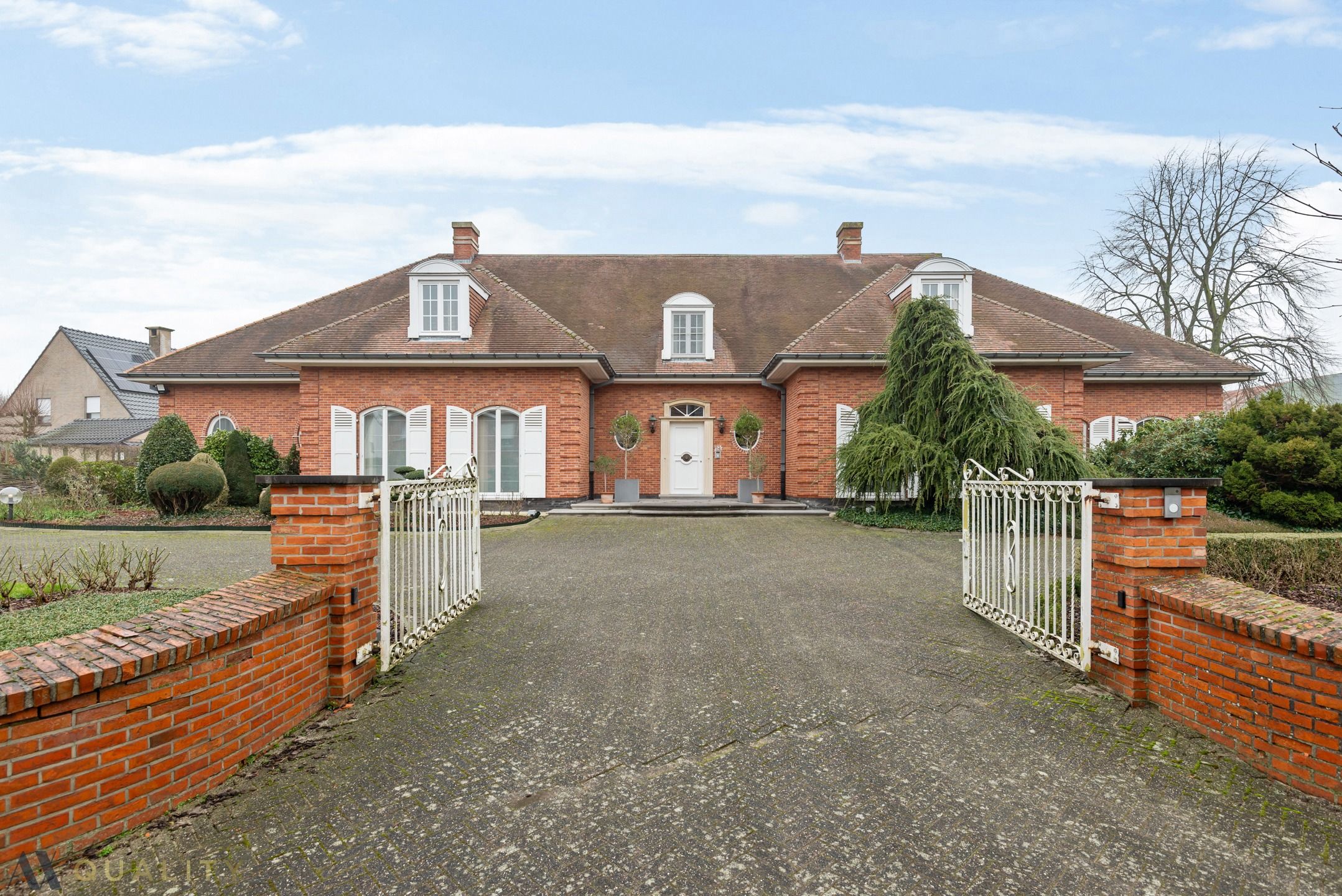 Tijdloze ruime villa met 5 slpk., dub. gar., tuin, tennisveld, polyvalente ruimte en vijver. foto {{pictureIndex}}