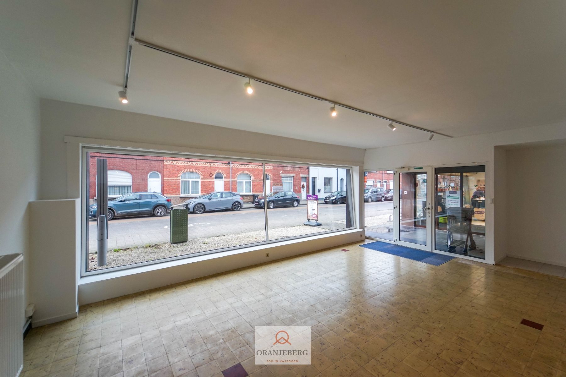 Ruim handelspand met meerdere ruimtes en parking te huur in centrum Drongen foto 6