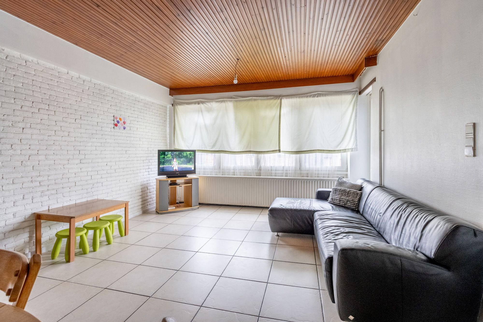 IDEALIS VASTGOED - CENTRAAL GELEGEN 2-SLPKMR APPARTEMENT IN HET CENTRUM VAN LEOPOLDSBURG! – Correct onderhouden appartement op de tweede verdieping (+-88m²) met een aangename leefruimte, aparte keuken, 2 slaapkamers, badkamer en apart toilet. Het appartement beschikt tevens over een lift en een privatieve kelder. Geschikt voor zij die zoeken naar betaalbaar wonen in het centrum van Leopoldsburg. foto 3