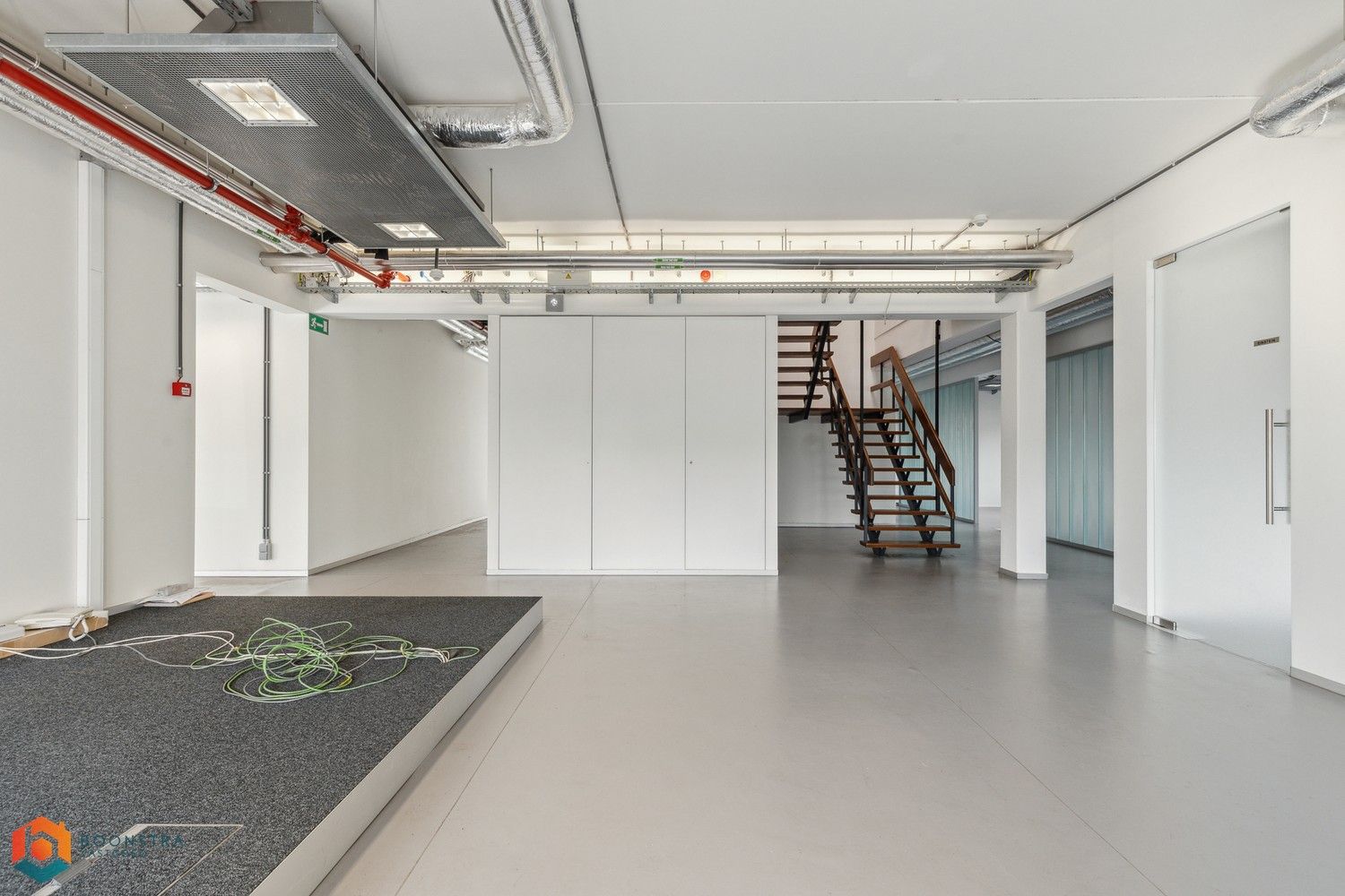 Veelzijdig kantoorgebouw met ruime parking op 2433 m² foto 11