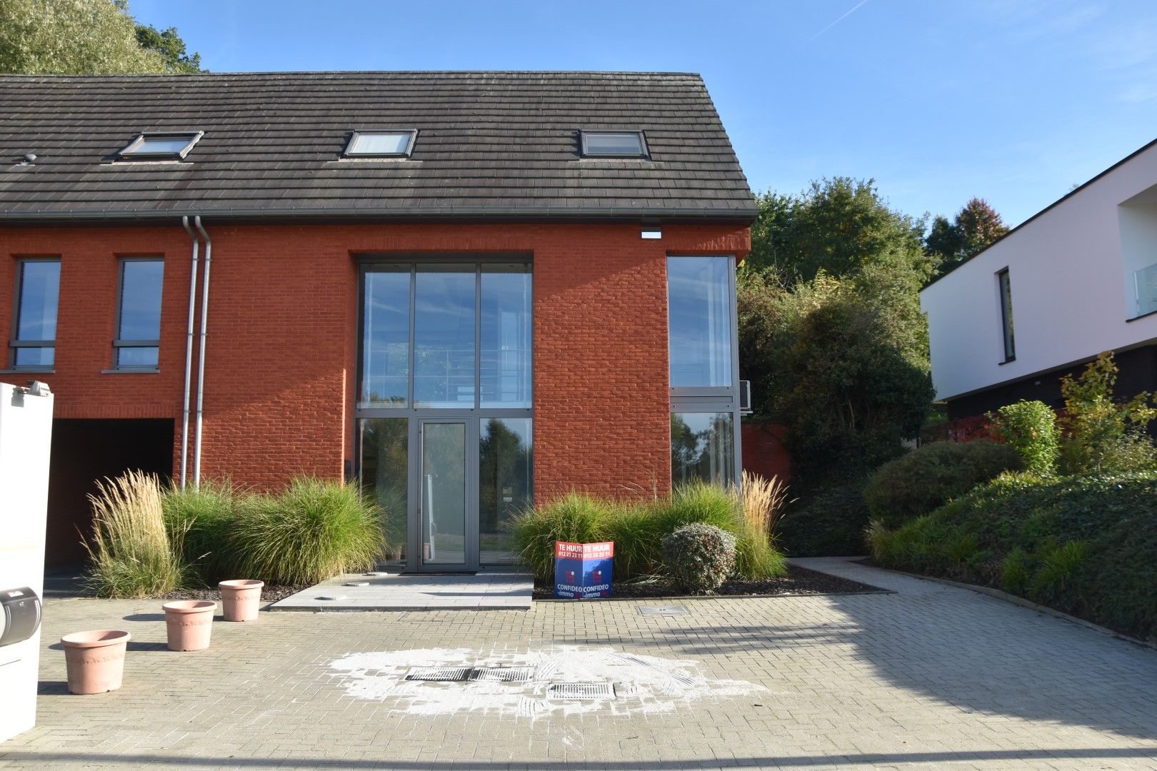 Moderne woning in rustige straat foto {{pictureIndex}}