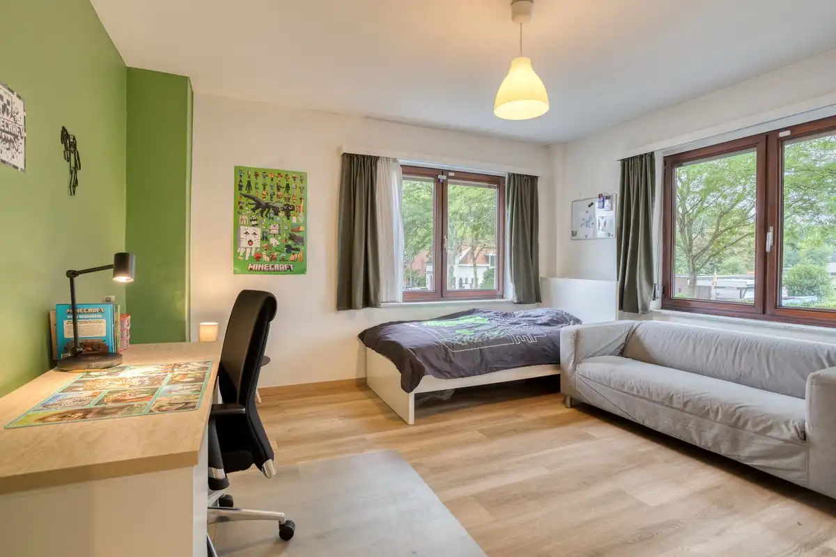 Gerenoveerde halfopen bebouwing met 4 slaapkamers, bureau en tuin in centrum Brasschaat foto 11