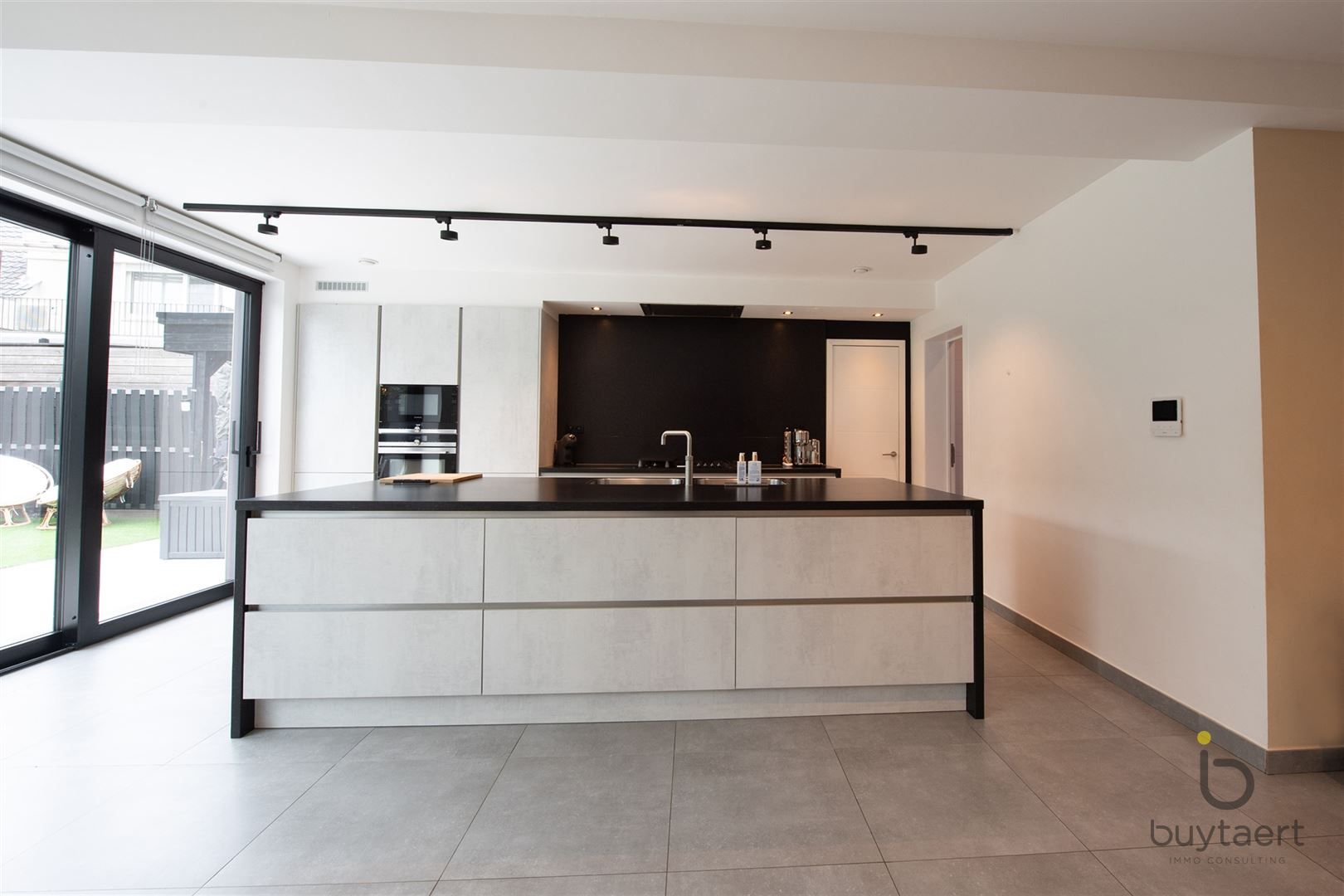 Volledig gerenoveerde woning met 4 slaapkamers. foto 5