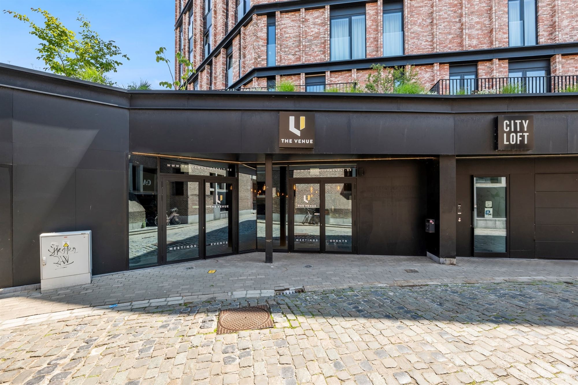 RUIME INSTAPKLARE HANDELSRUIMTE IN HET HARTJE VAN HASSELT  foto {{pictureIndex}}
