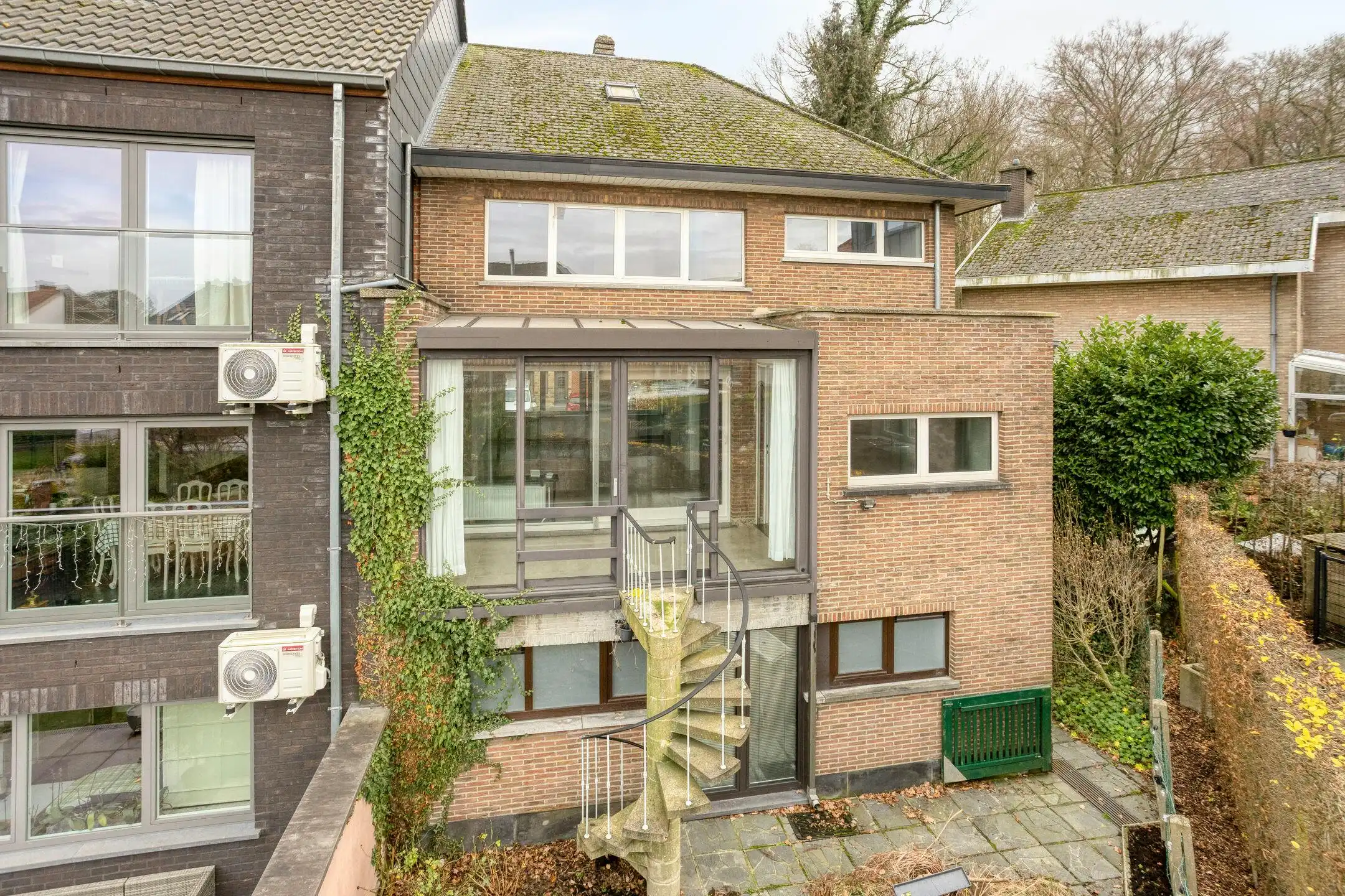 Driegevelwoning met extra studio/kantoor of praktijk, op een toplocatie in het centrum van Grimbergen! foto 23