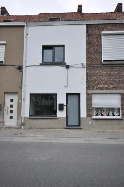 Ruime gesloten woning met 3 slaapkamers foto {{pictureIndex}}