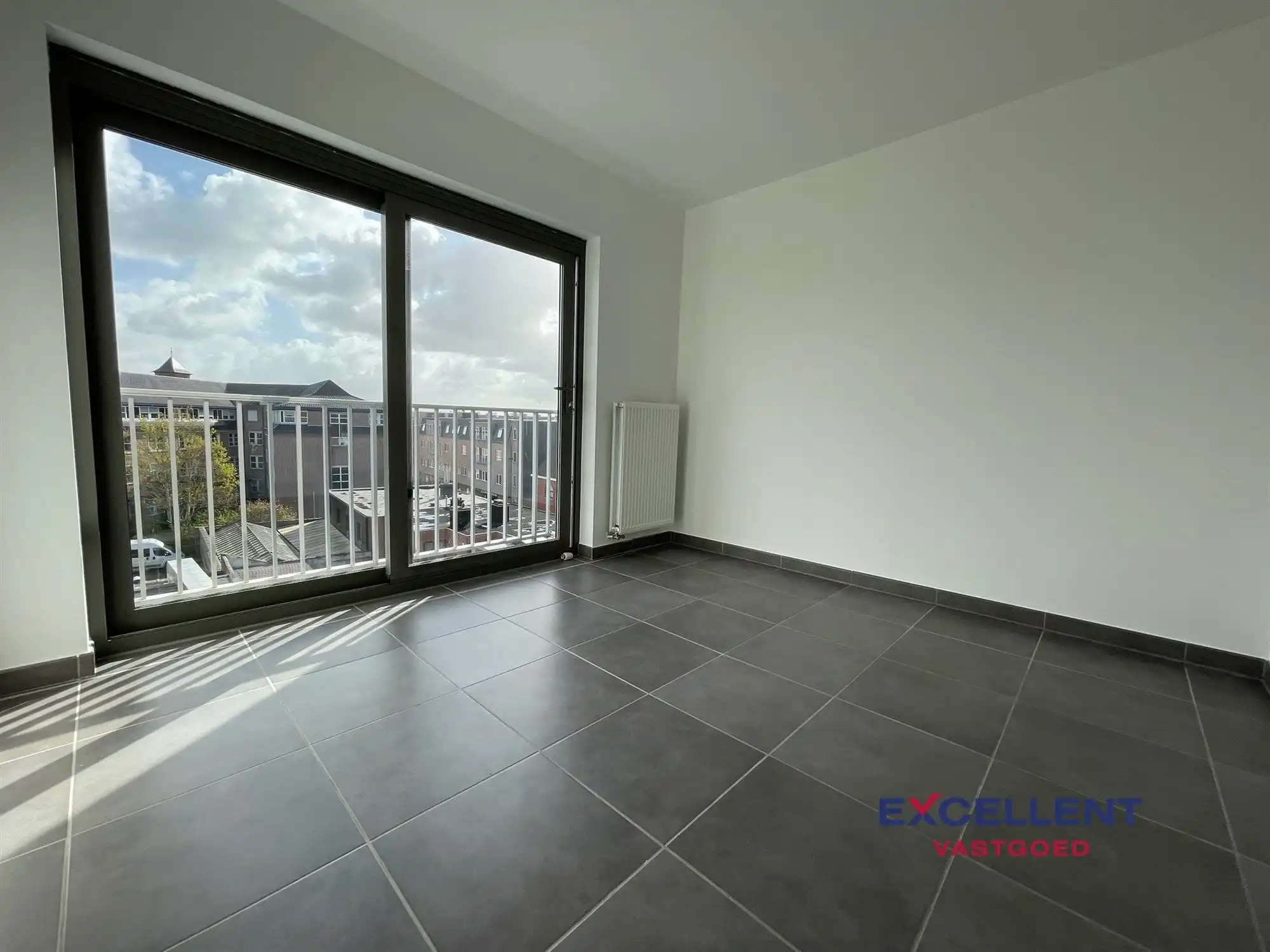 Lichtrijk dakappartement met ruim terras te huur op de Markt! foto 6