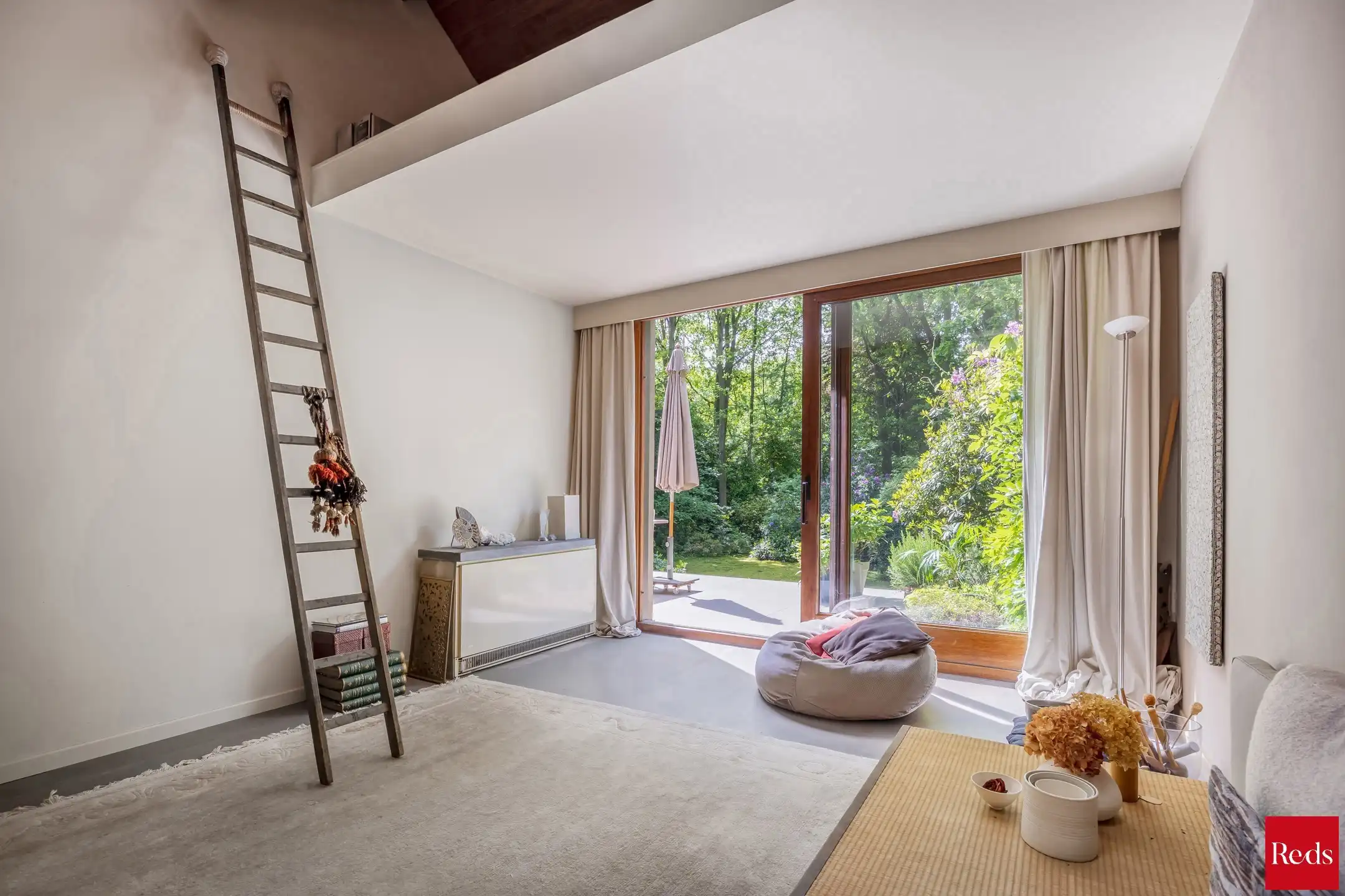 Architecturale woning in het groen met veel licht foto 14