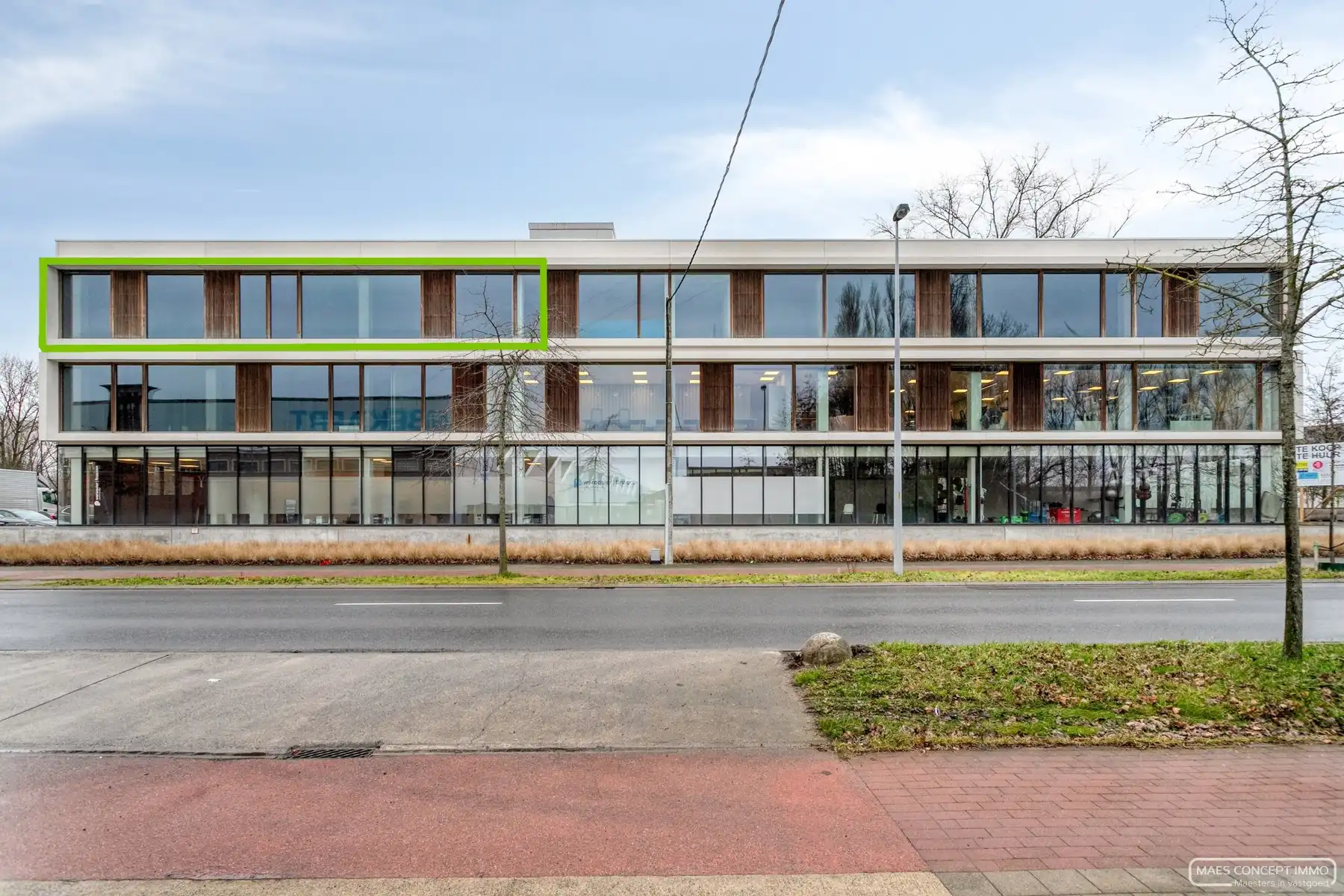 Kantoorruimte 195 m2 te koop vlakbij bij E17 te Zwevegem foto {{pictureIndex}}