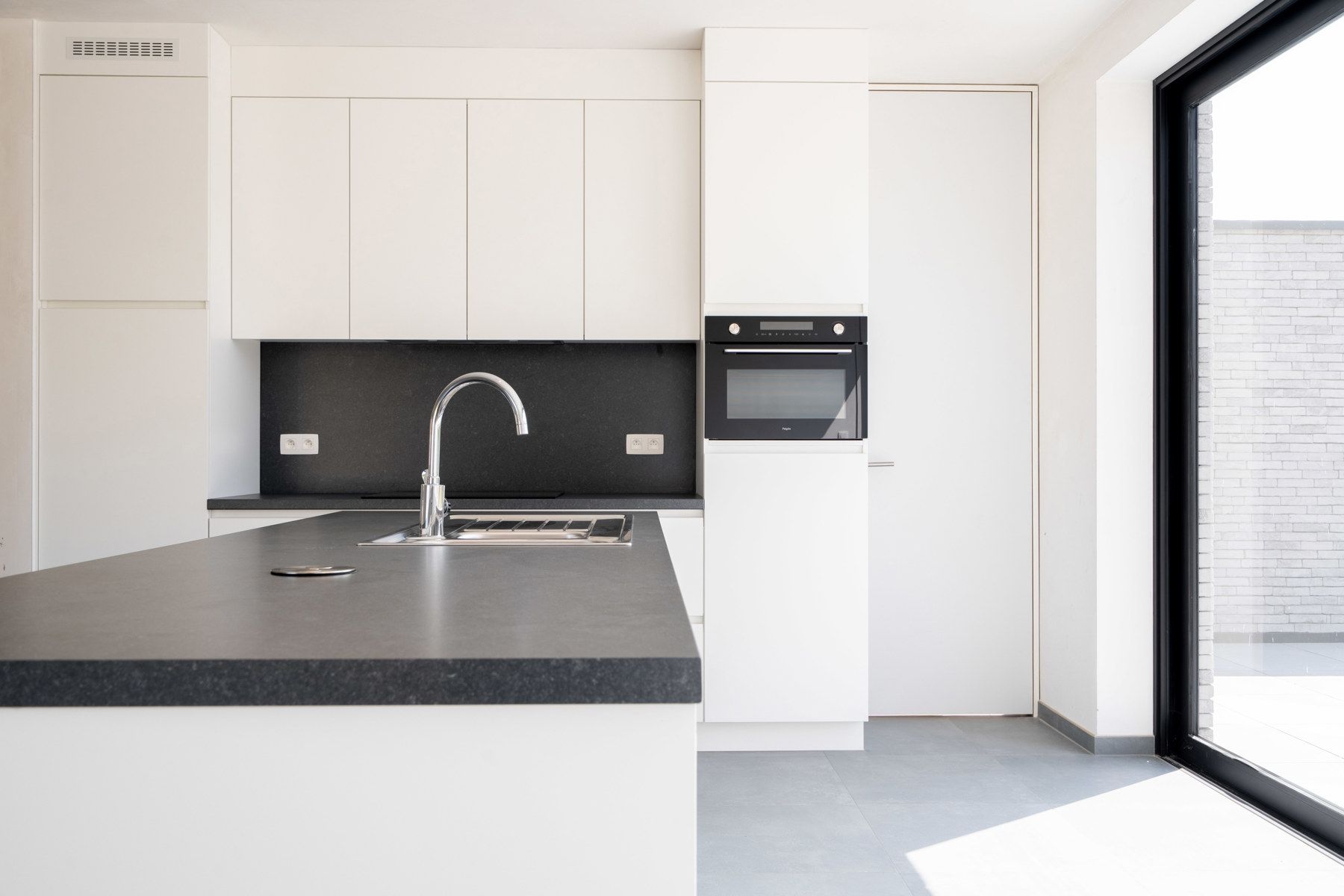 Prachtige nieuwbouwwoning in heel rustige straat te koop! foto 10