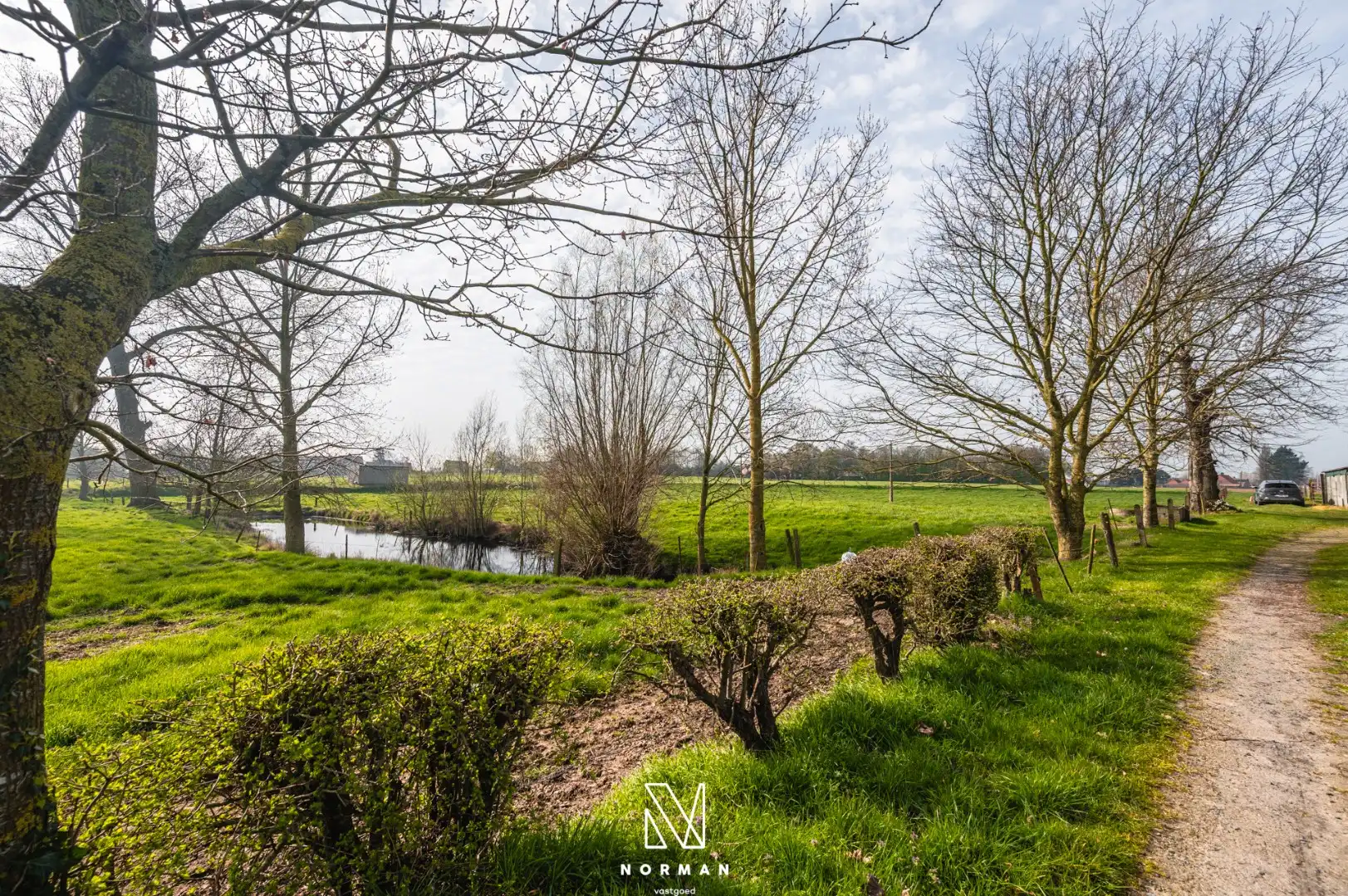 Unieke erfgoedhoeve op 33400 m² met dreef, bijgebouwen en landelijke vergezichten foto 9