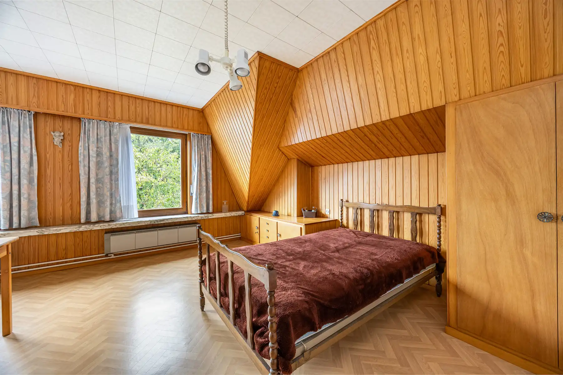 Landhuis met private tuin, vier slaapkamers en twee garages foto 12