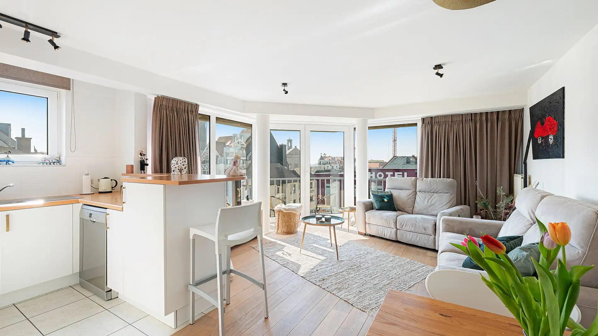 Zonnig hoekappartement te koop met 2 slpks. foto {{pictureIndex}}