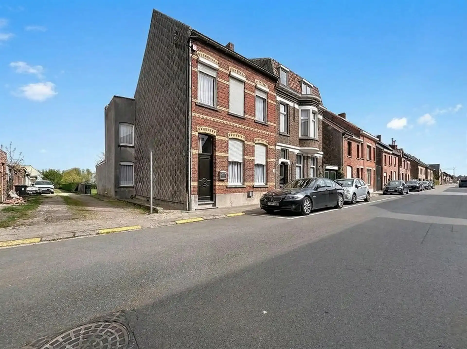 Hoofdfoto van de publicatie: Half open bebouwing met 3 slaapkamers op perceel van 670m²