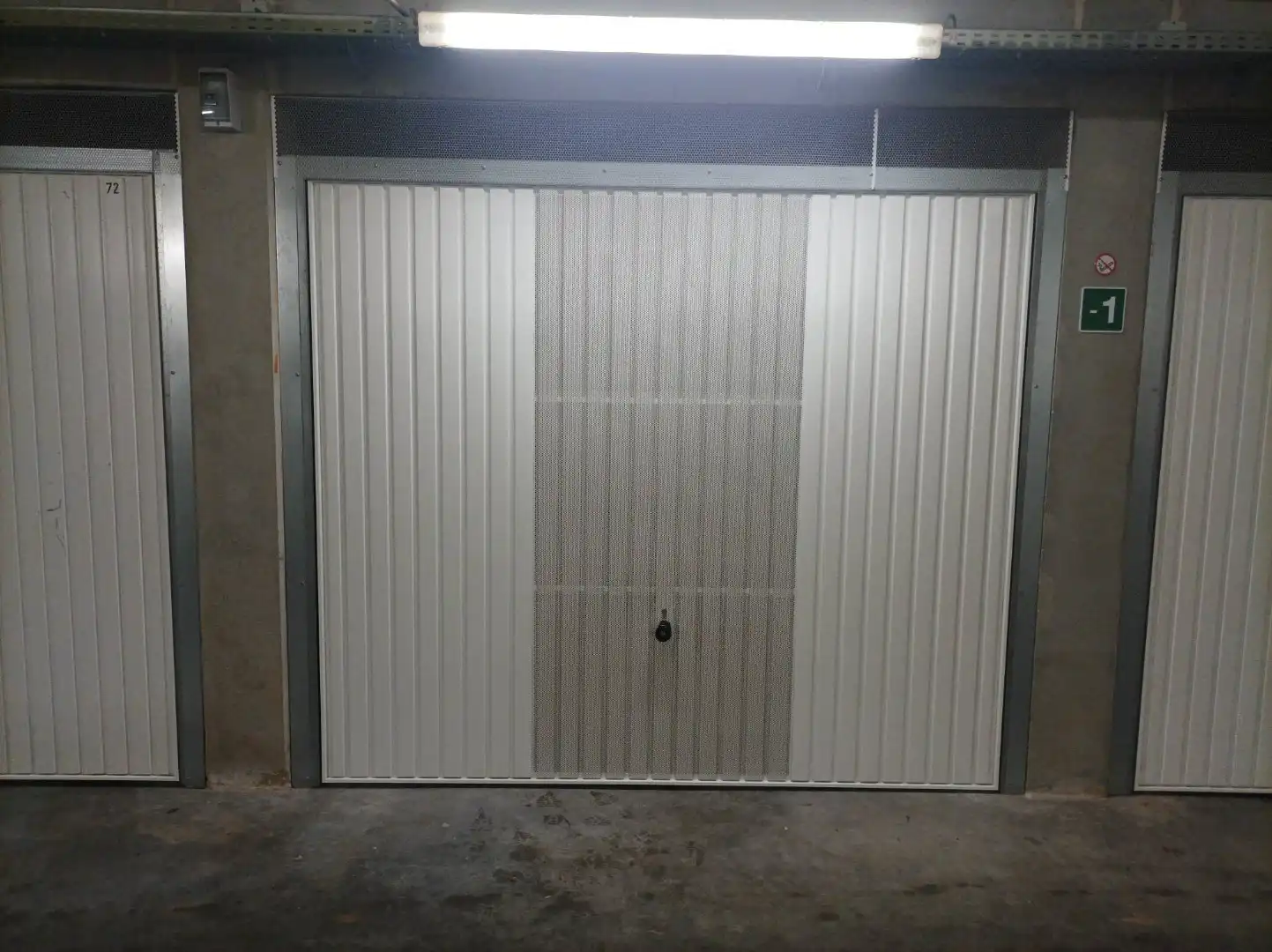 Gesloten garagebox in recent gebouw! foto {{pictureIndex}}
