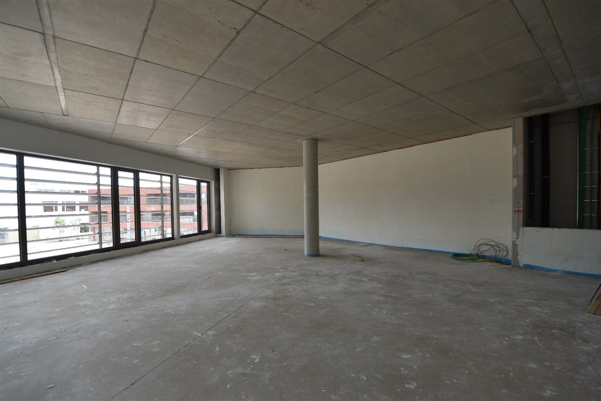 Top gelegen casco kantoorruimte te koop! foto {{pictureIndex}}