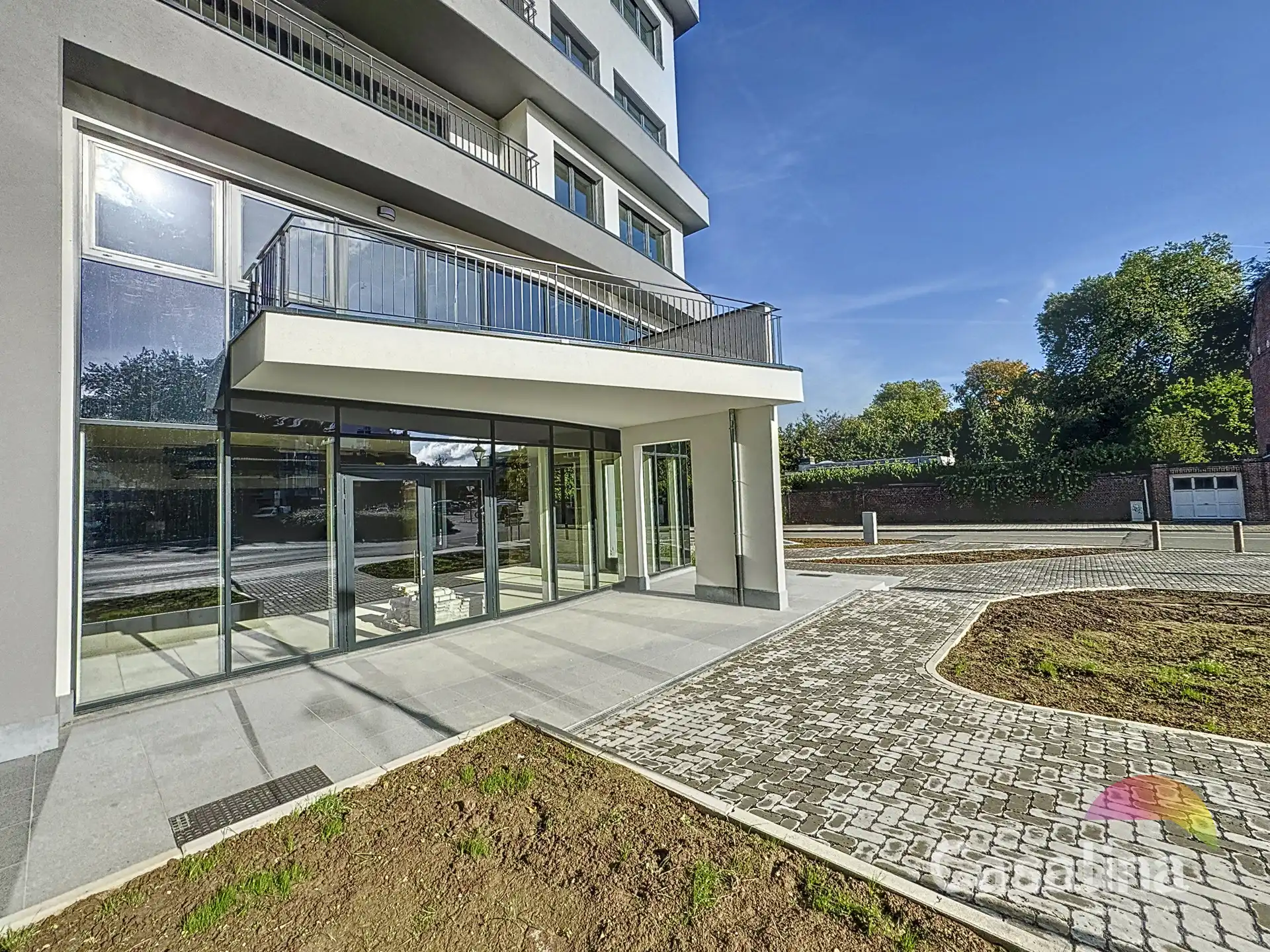 Handelsgelijkvloers te huur in een nieuwbouwproject foto {{pictureIndex}}