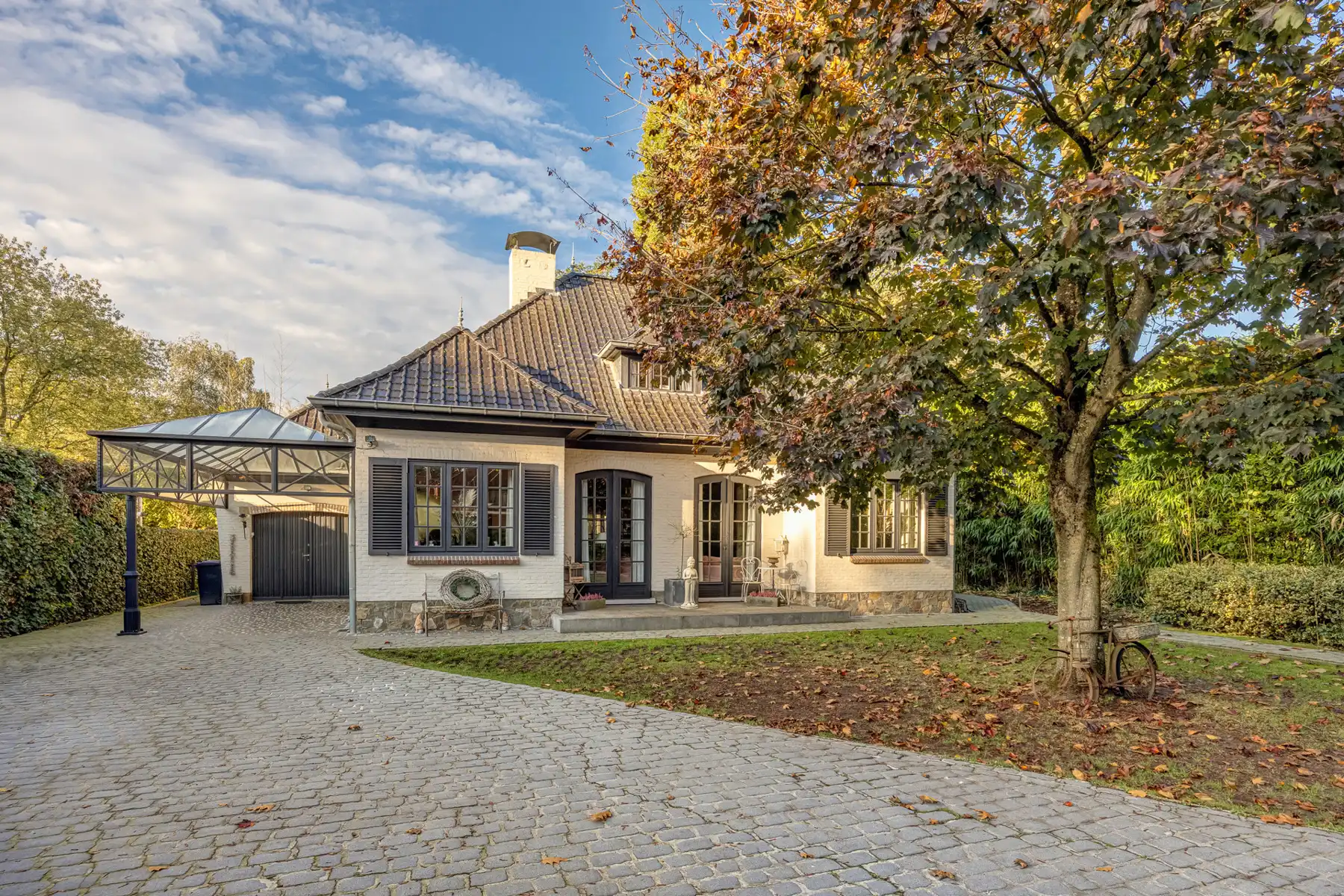 Hoofdfoto van de publicatie: Karaktervolle villa, voorkant Schilde op ca. 1427 m²