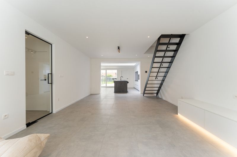 Rumbeke-'t Sterrebos. TWEEGEVEL-VILLA met hoogstaande afwerking, verfijnd interieur en ruime leefruimte. 3 slaapkamers en 2 badkamers. Exclusief mooi aanbod / uistekende ligging ! foto 5