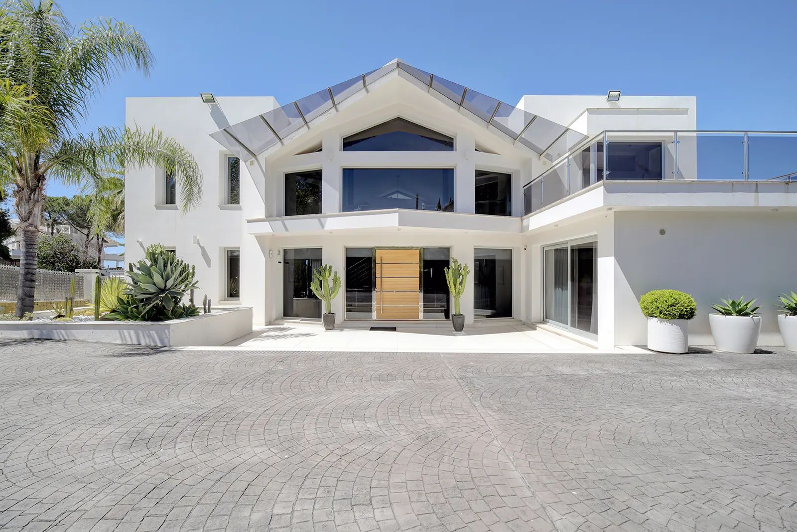 ()=>{if(producerUpdateValueVersion(node),producerAccessed(node),node.value===ERRORED)throw node.error;return node.value} Villa Tucan - 29601 Nueva Andalucia