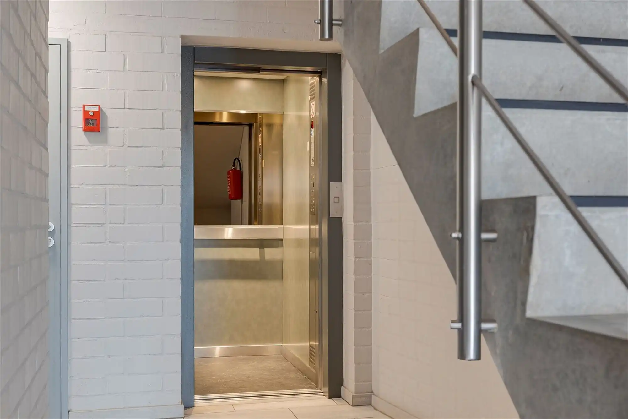 Recent appartementsgebouw met 5 appt + garage in Merksem foto 3