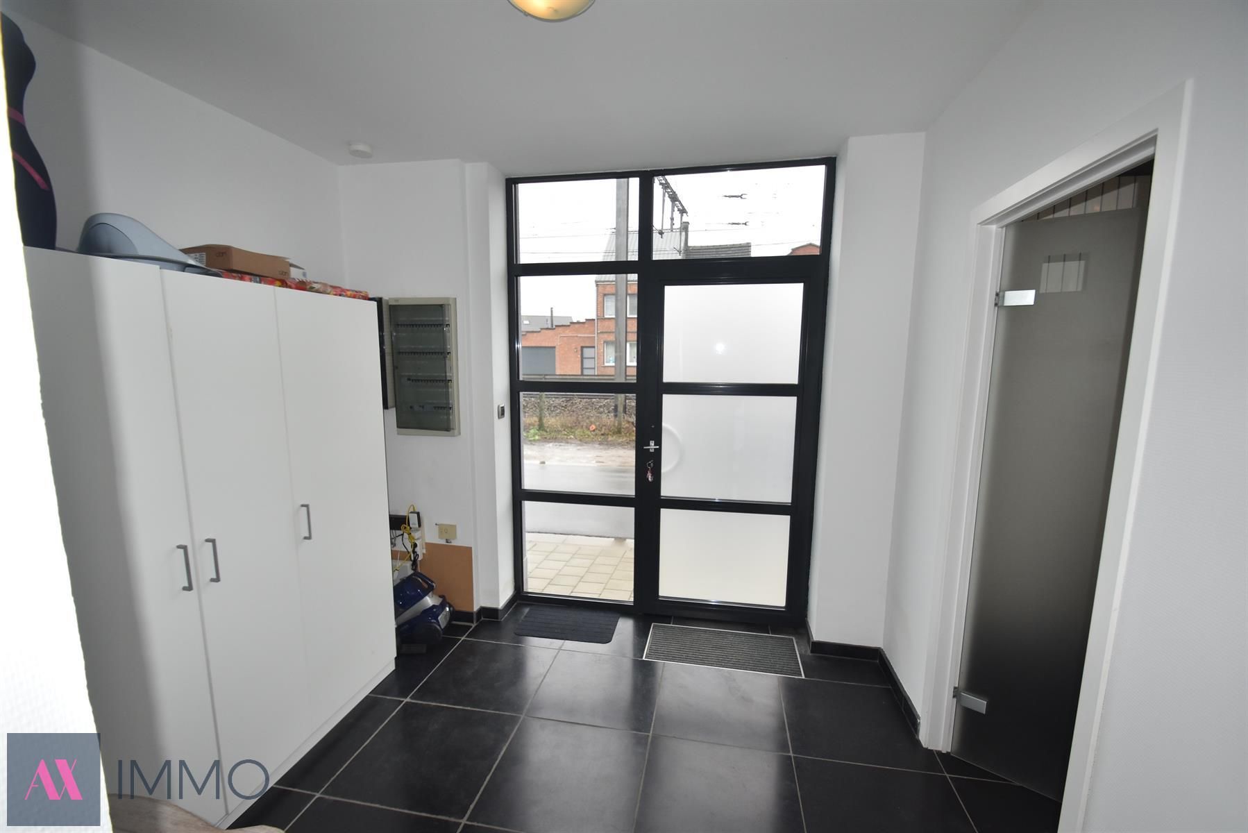 Instapklare Half-open woning met 3 slpk., terras, grote tuin, een ruime garage ((35 m²)  en oprit voor meerdere wagens foto 4