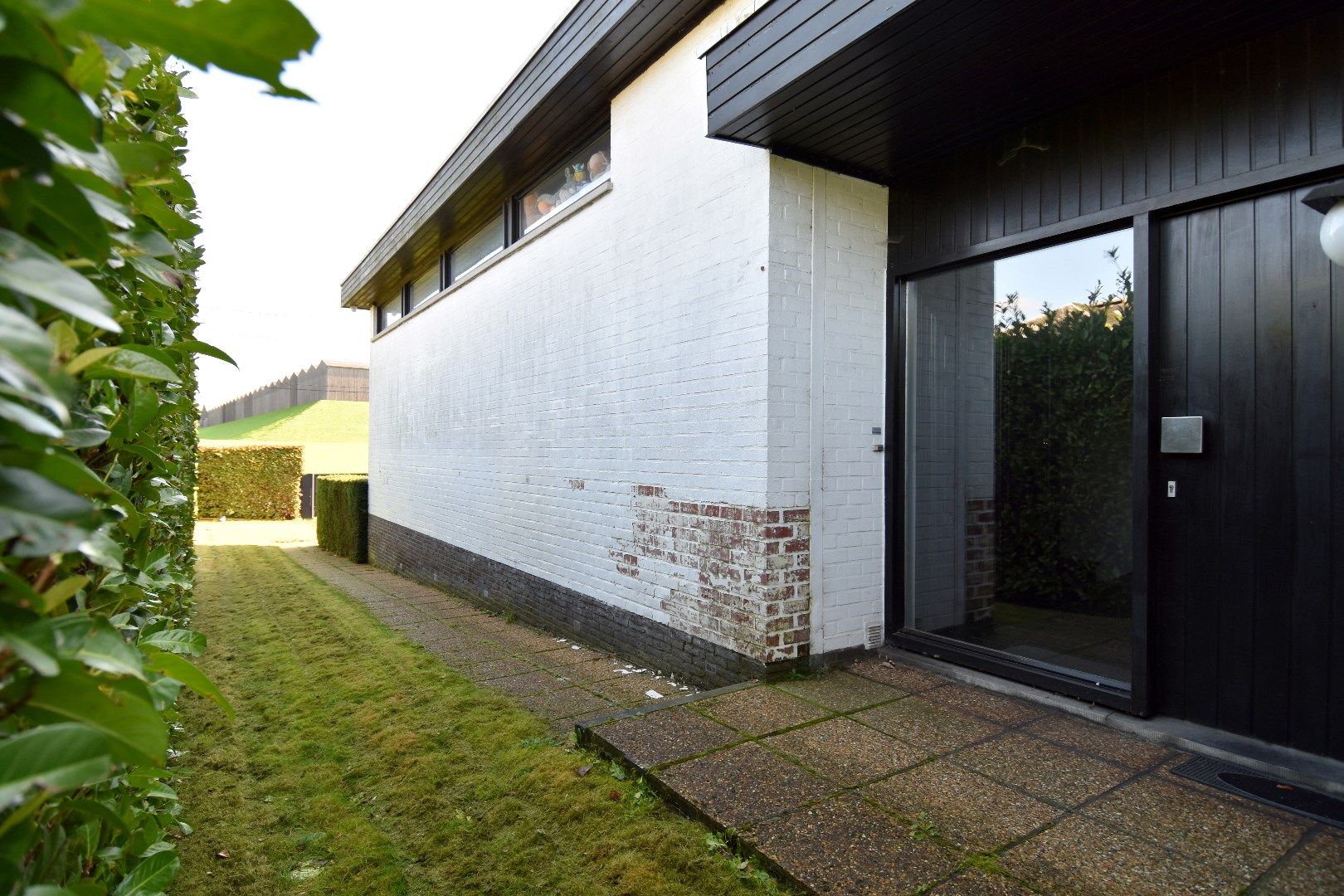 Ruime bungalow met 3 slaapkamers en praktijkruimte in centrum Aalbeke foto 2