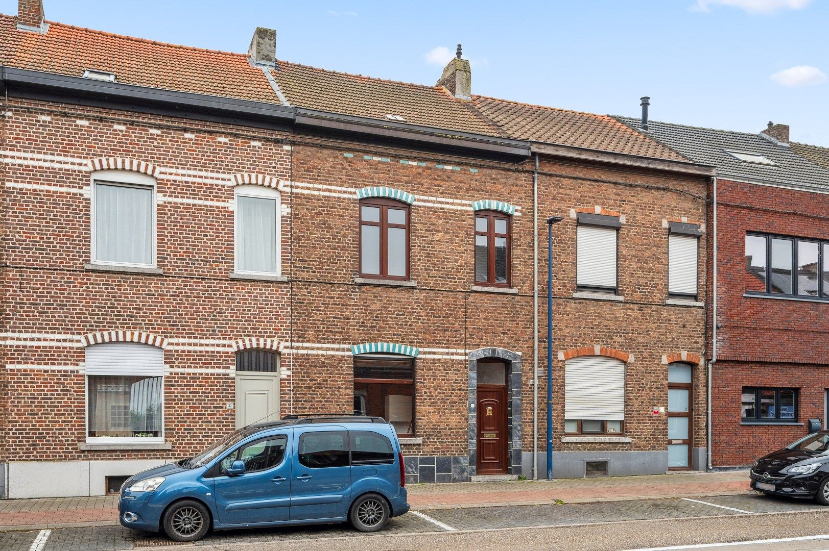 Gezinswoning met grote garage en grote tuin. foto 2