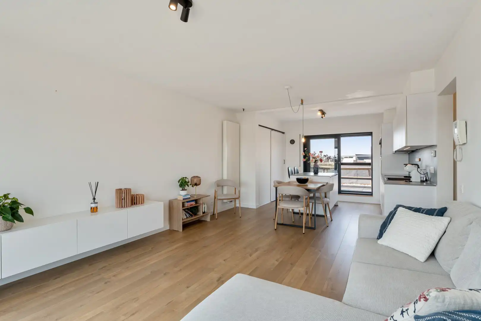 Instapklaar dakappartement met 2 terrassen in centrum Bree foto 7