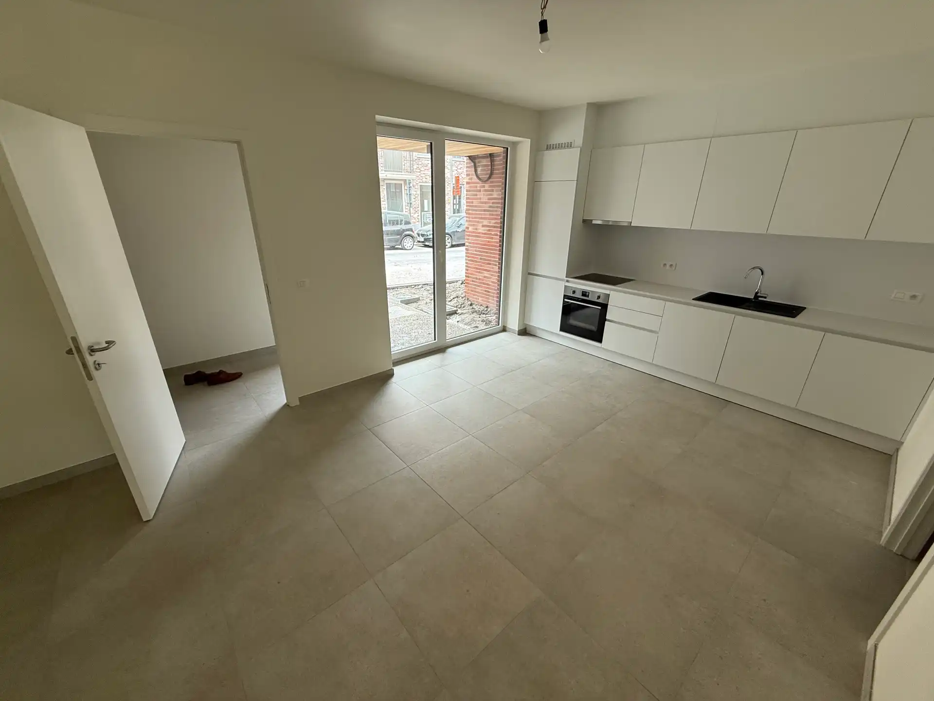 Nieuwbouwwoning met 3 slaapkamers, tuin en carport foto 2