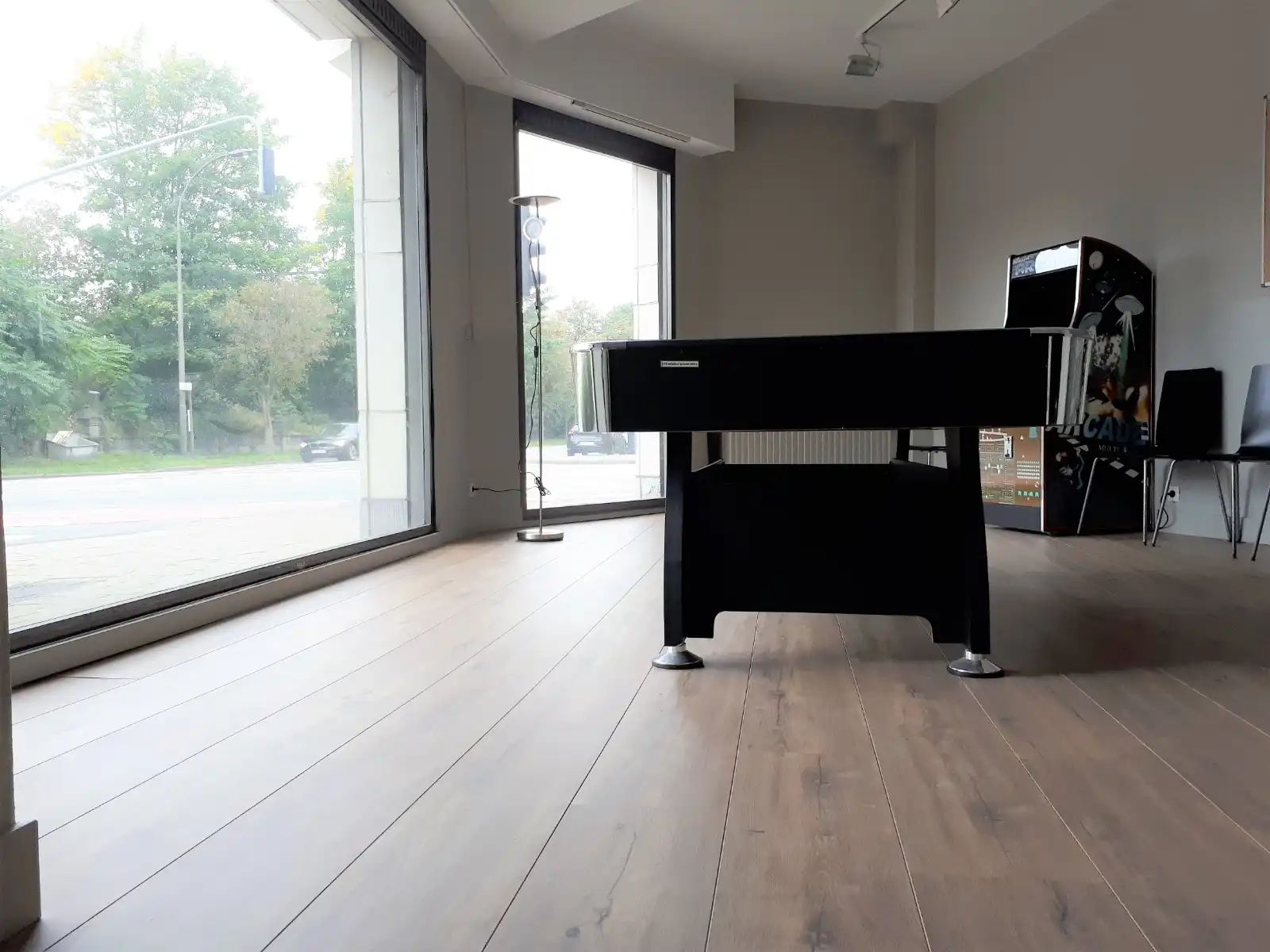 Hoek handelspand op commerciële ligging met veel visibiliteit foto 14