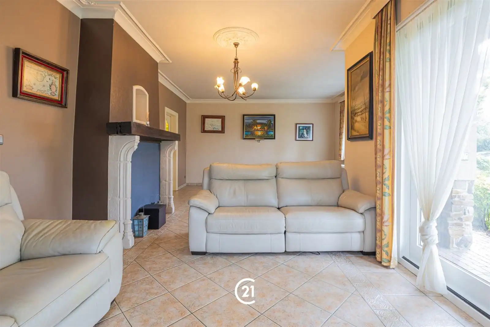 Een ruime woning met karakter, tuin, garage op een interessante locatie.  foto 5