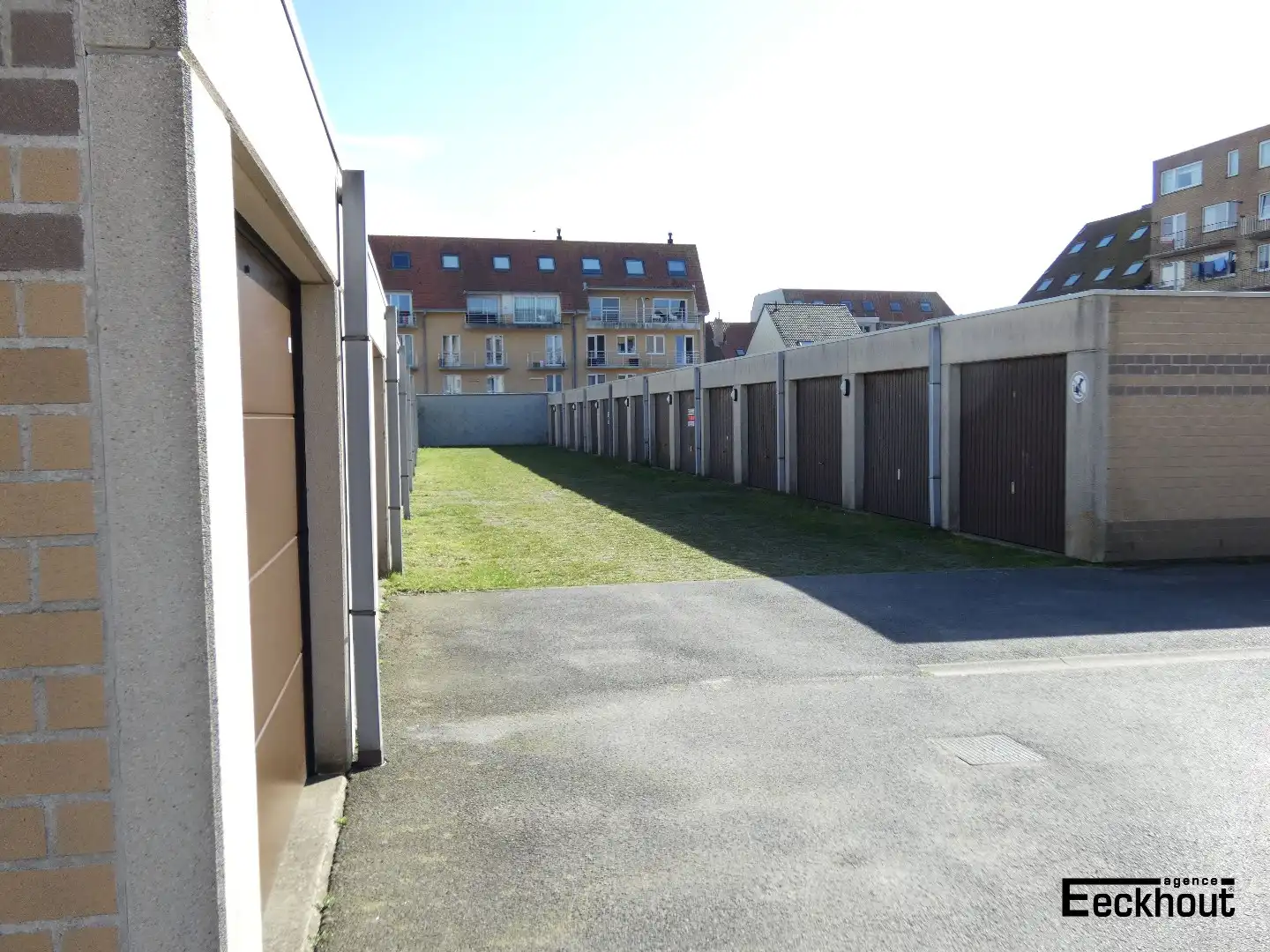 Garagebox met automatische poort dicht bij strand en duinen foto 9