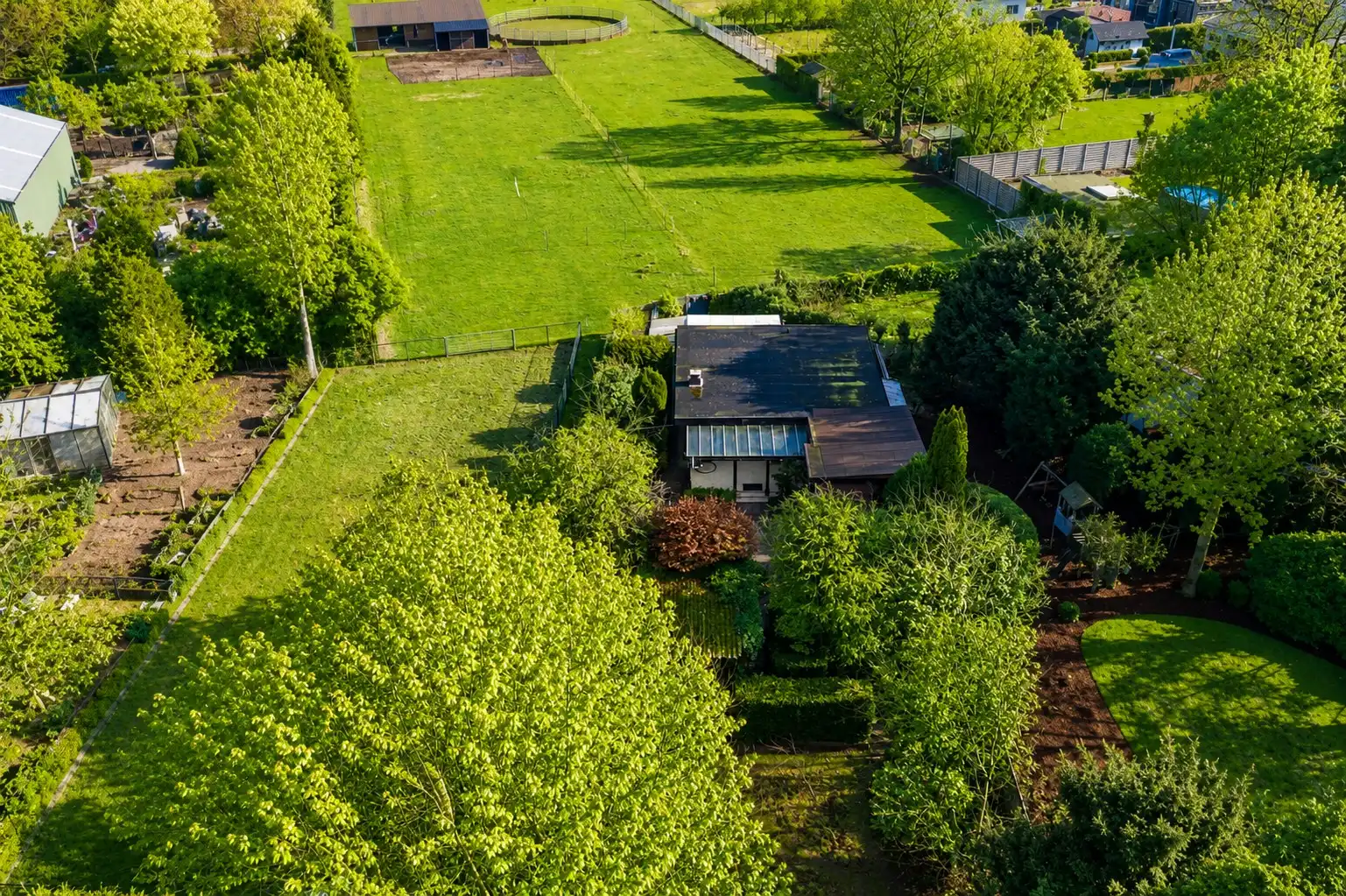 Charmante halfopen woning met polyvalent bijgebouw foto 6