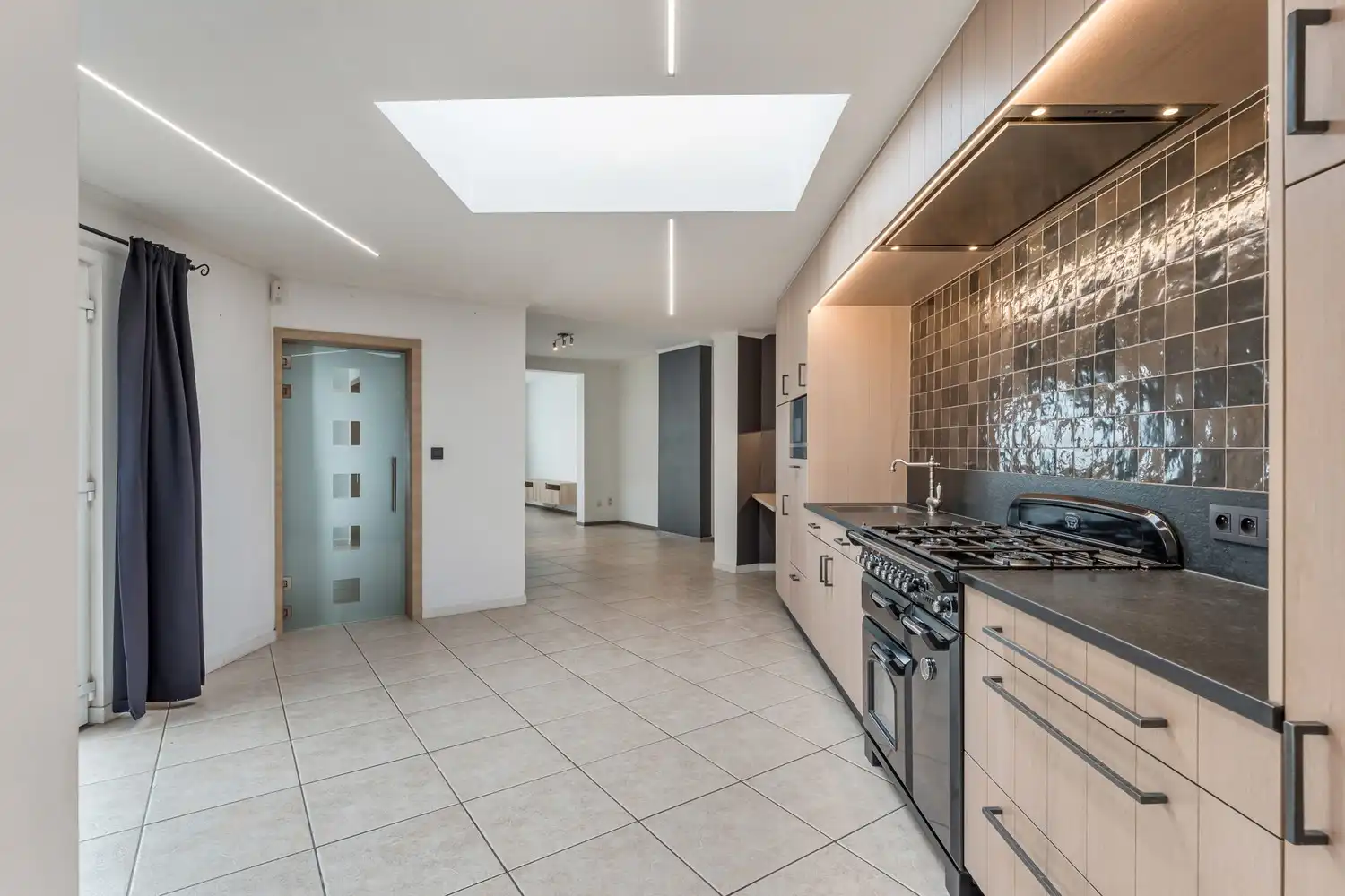 Instapklare, gerenoveerde halfopen bebouwing met 3 slaapkamers op ruim perceel in Sint-Truiden foto 8