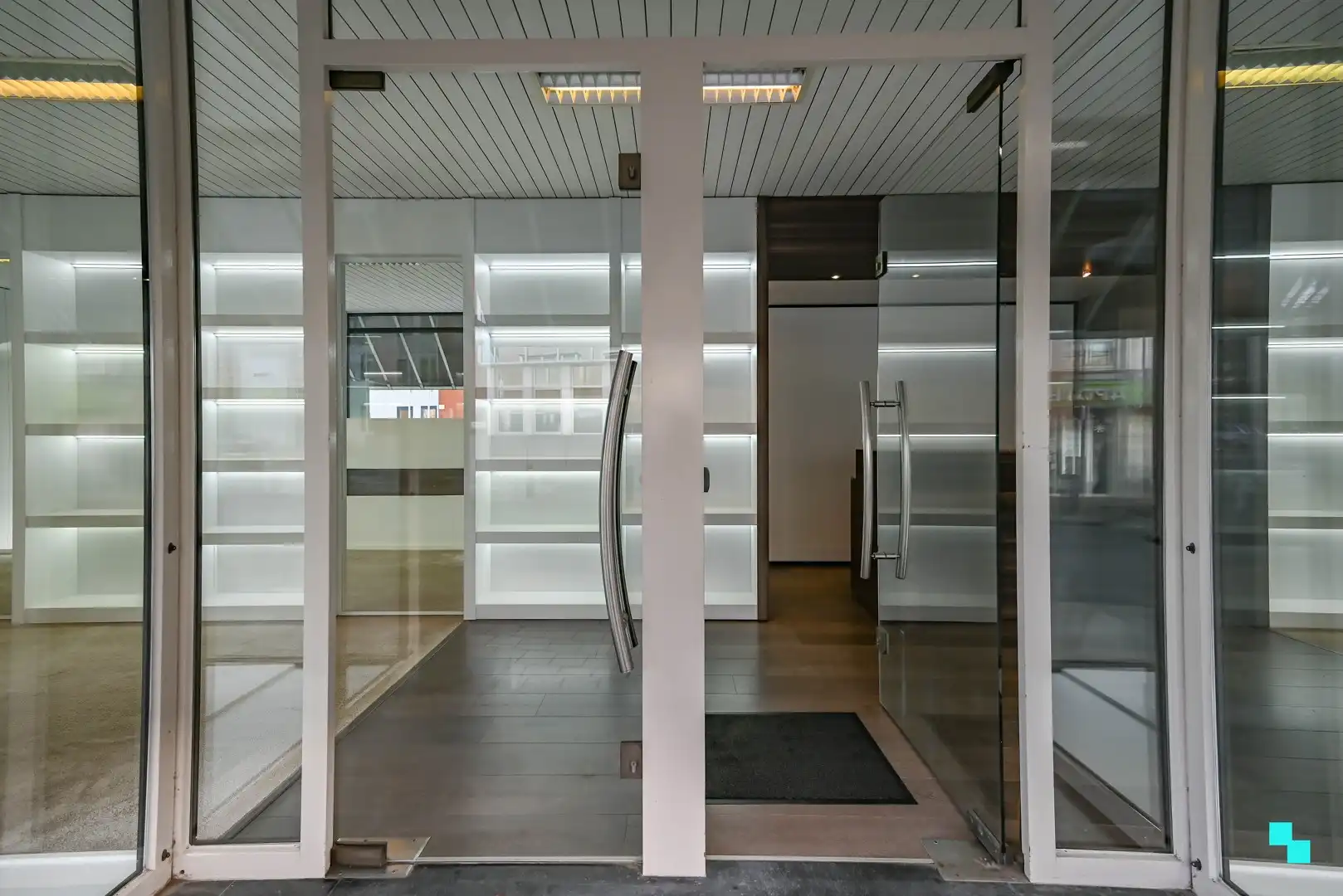 Centraal gelegen handelspand met etalage in hartje Lendelede foto 3