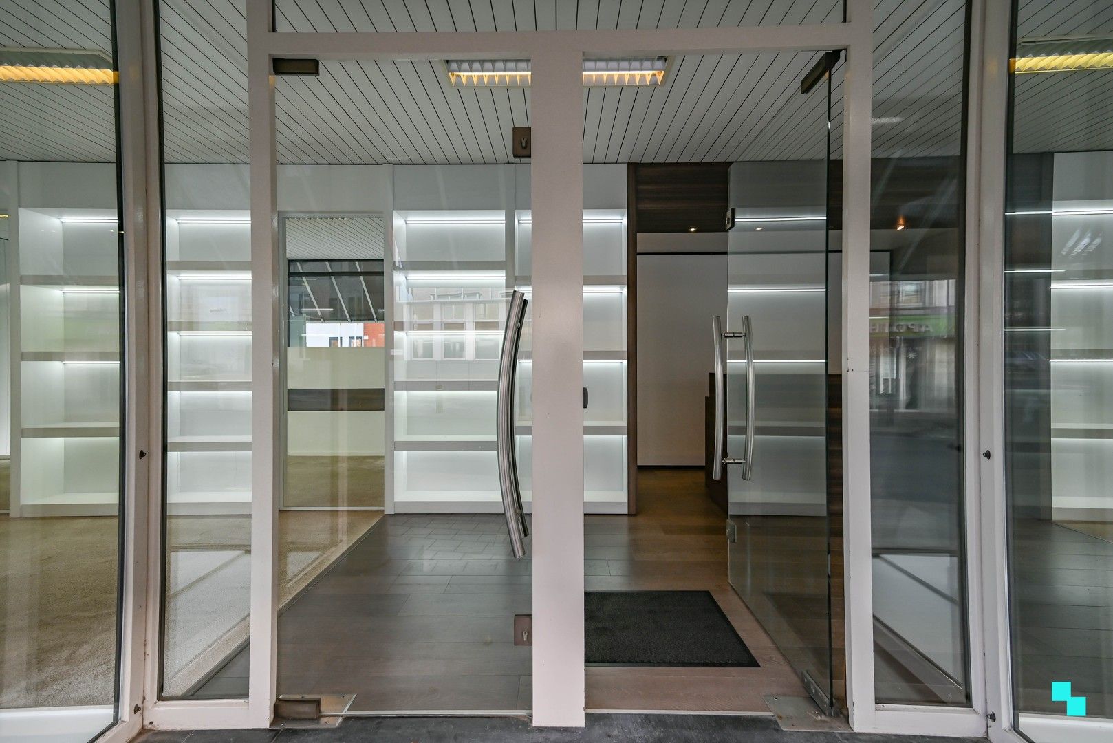 Centraal gelegen handelspand met etalage in hartje Lendelede foto 3