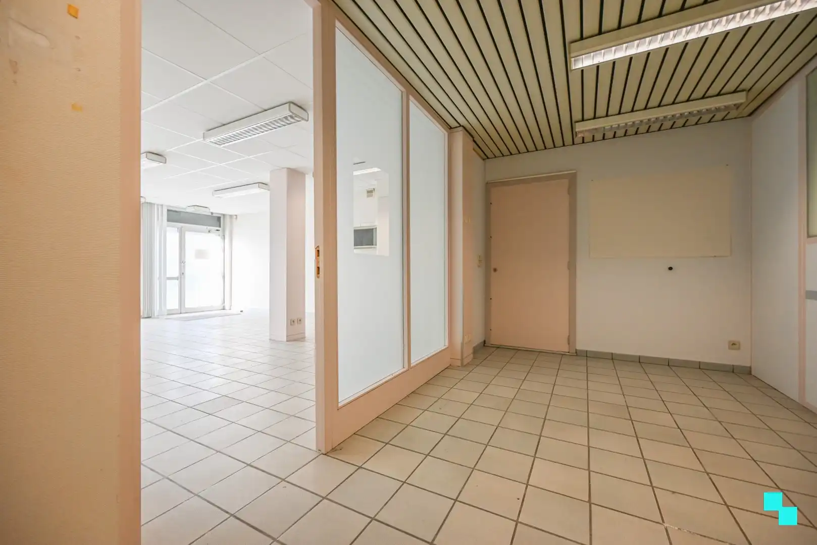 Commerciële ruimte van 114 m² met garagebox in centrum Izegem foto 5