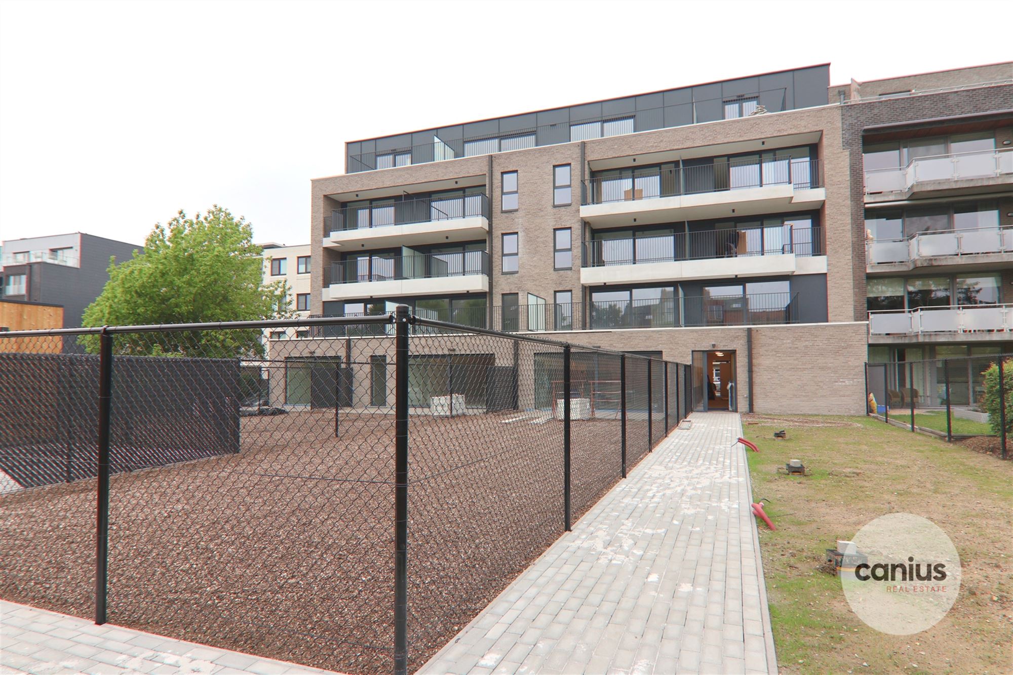 GESCHILDERDE PENTHOUSE IN HARTJE HASSELT MET 1 SLK + 2 TERRASSEN & PARKING foto 14