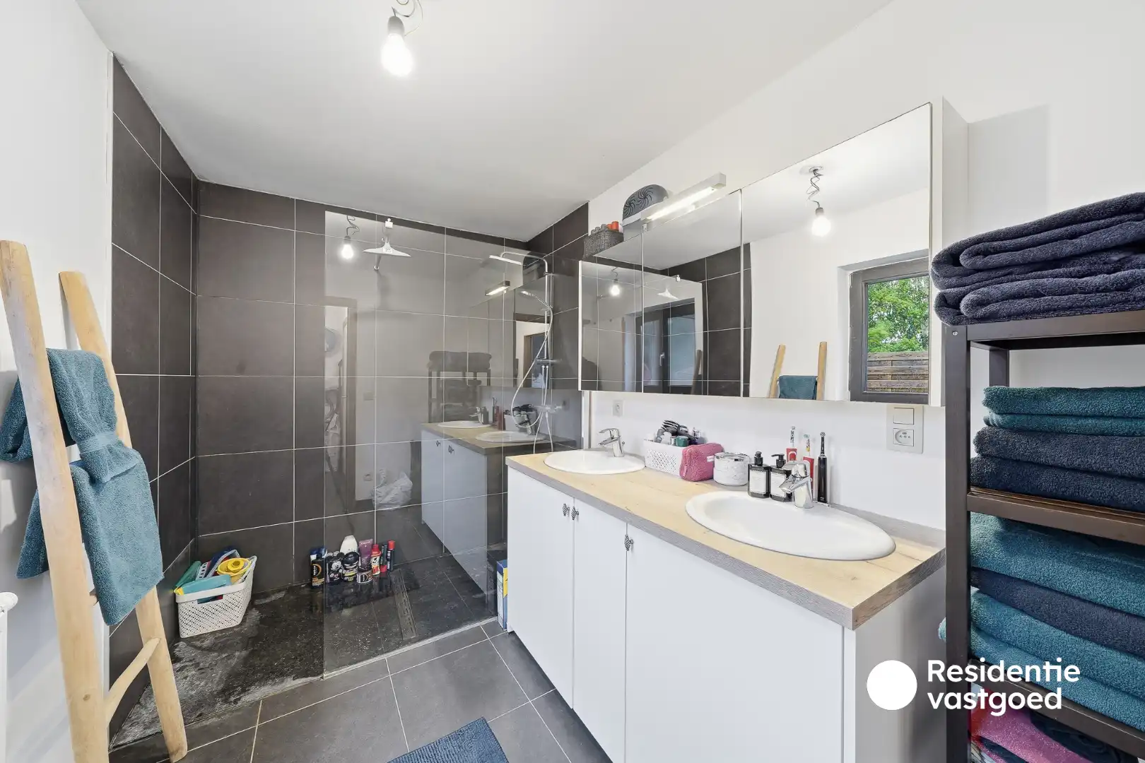 Karaktervolle en instapklare gezinswoning met vier slaapkamers foto 12