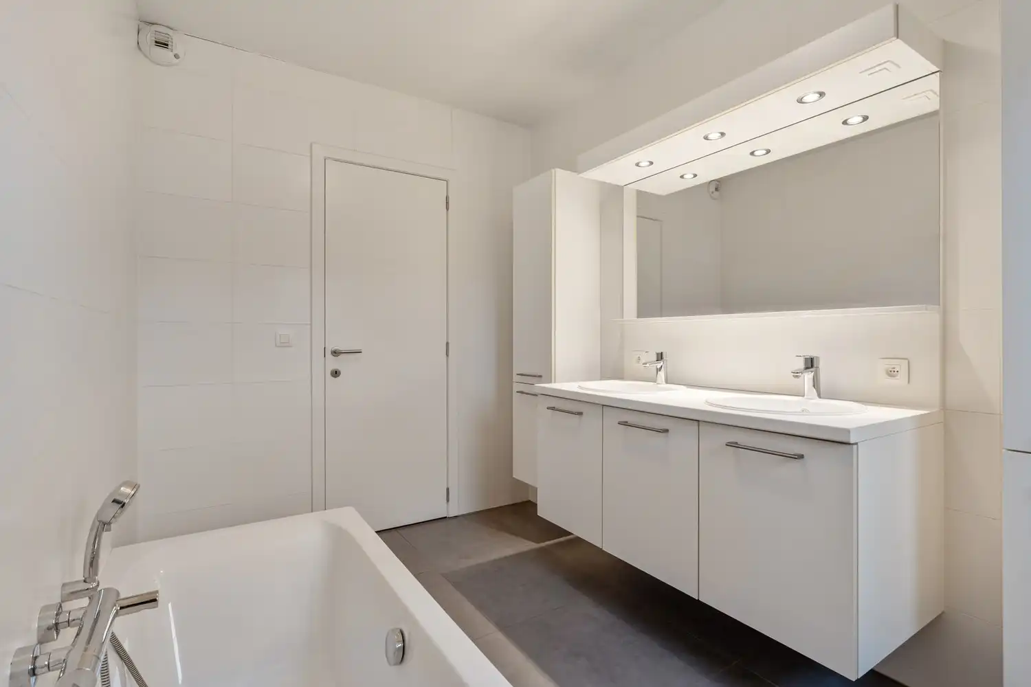 Modern en energiezuinig(A-label) dakappartement met 2 slaapkamers, 2 badkamers, een groot terras en een autostaanplaats nabij het UZ Gasthuisberg te Leuven! foto 17