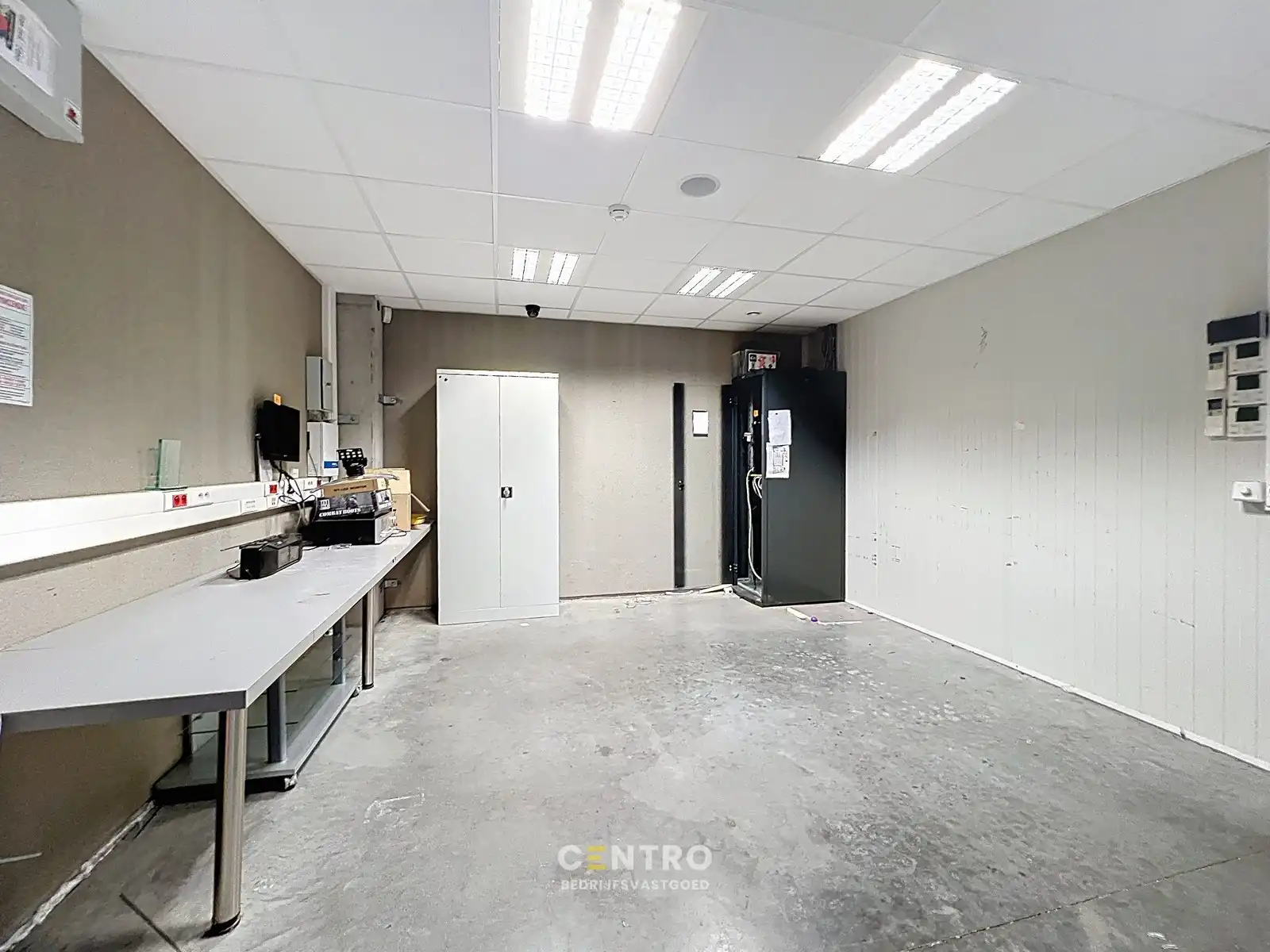 Multifunctioneel bedrijfspand (binnenrecreatie, toonzaal, winkel, opslag,...) van 782m² met 40 parkeerplaatsen op eigen terrein te Bavikhove (Harelbeke). foto 21