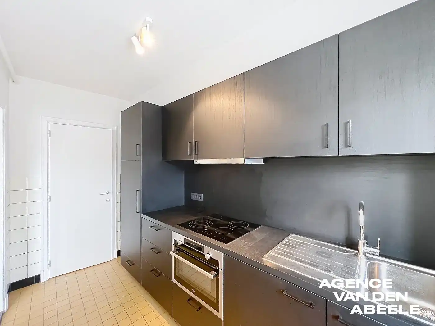 Vernieuwd appartement met 2 slaapkamers foto 3