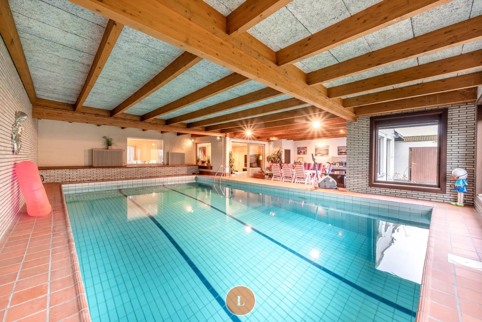 Statige villa met binnenzwembad, polyvalente ruimte en groene privacy foto 10