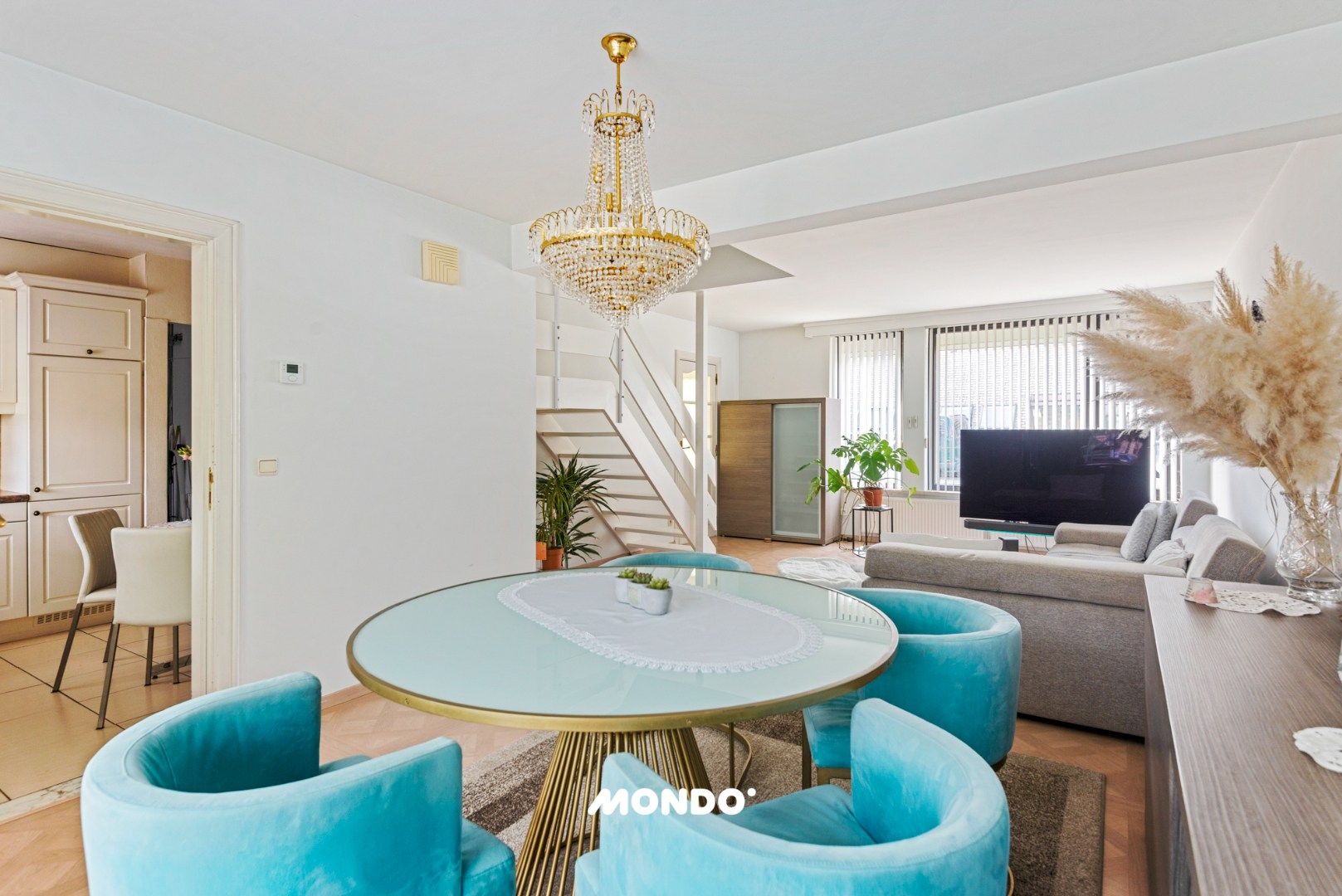 Ruime gezinswoning met 3 slaapkamers en lichtrijke aanbouw in een rustige doodlopende straat! foto 2