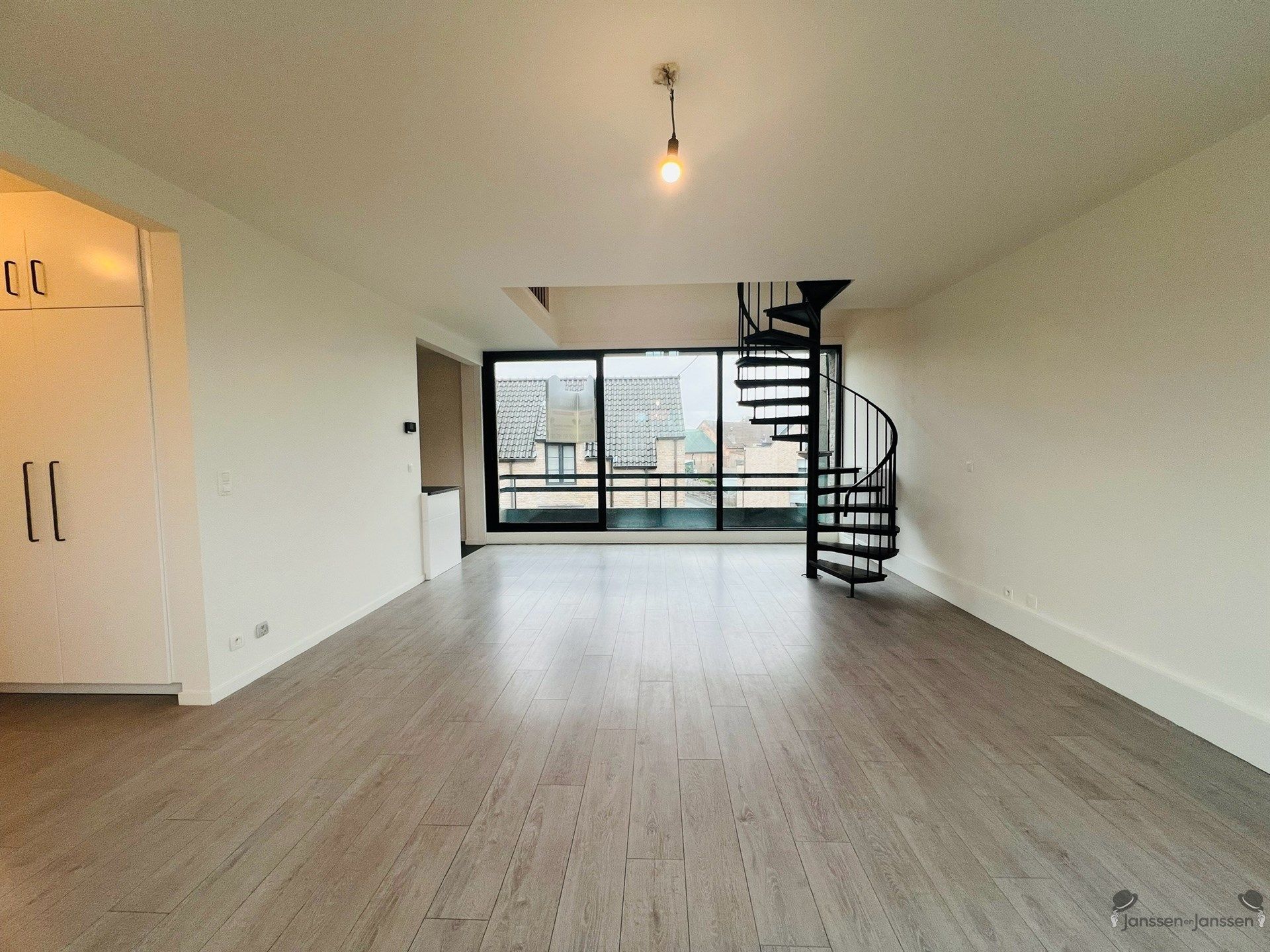 Gerenoveerd duplexappartement met 2 slpkmrs foto 5